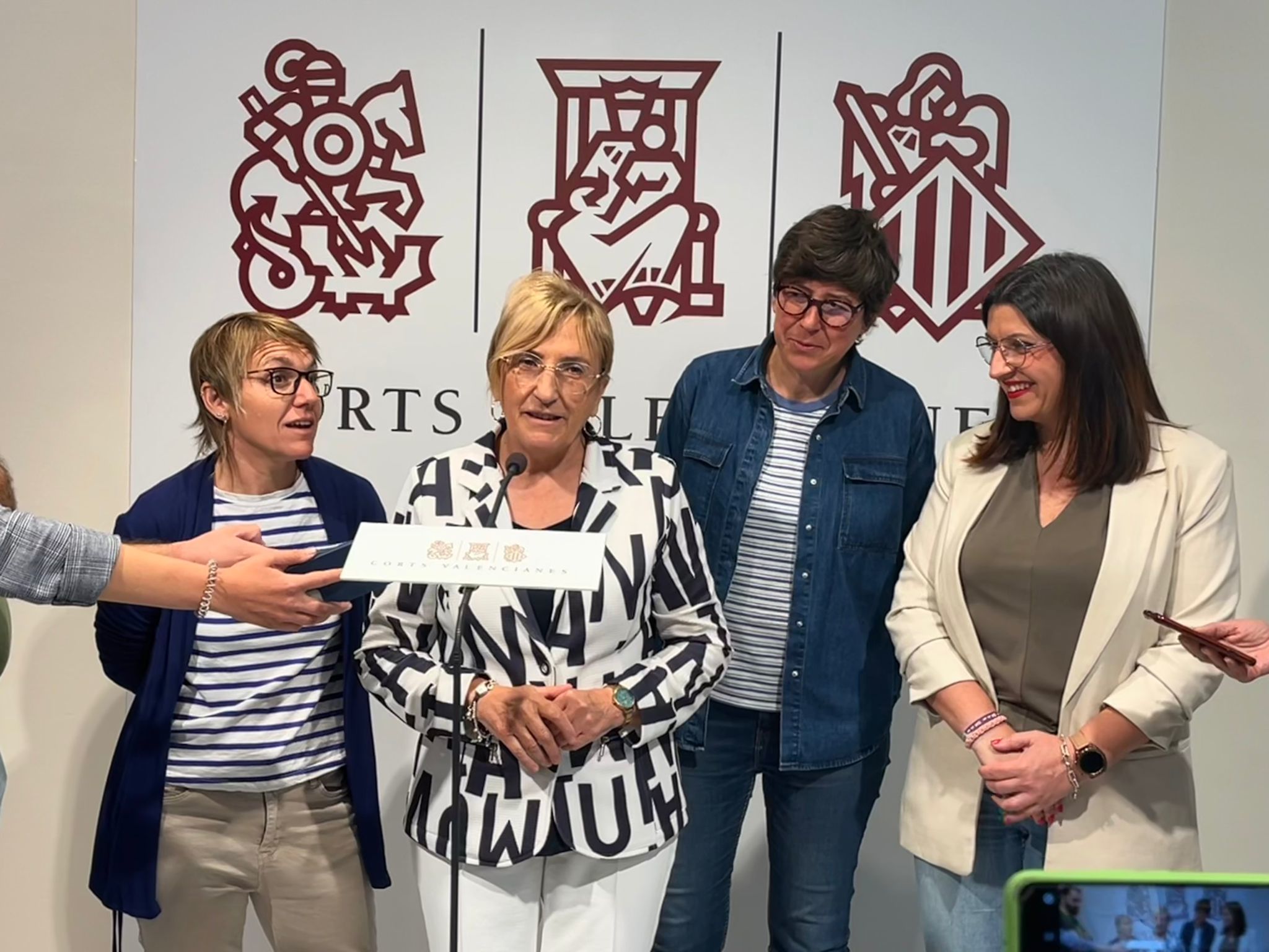 Papi Robles (Compromís), Ana Barceló (PSPV), Pilar Lima y Estefanía Blanes (Podemos).