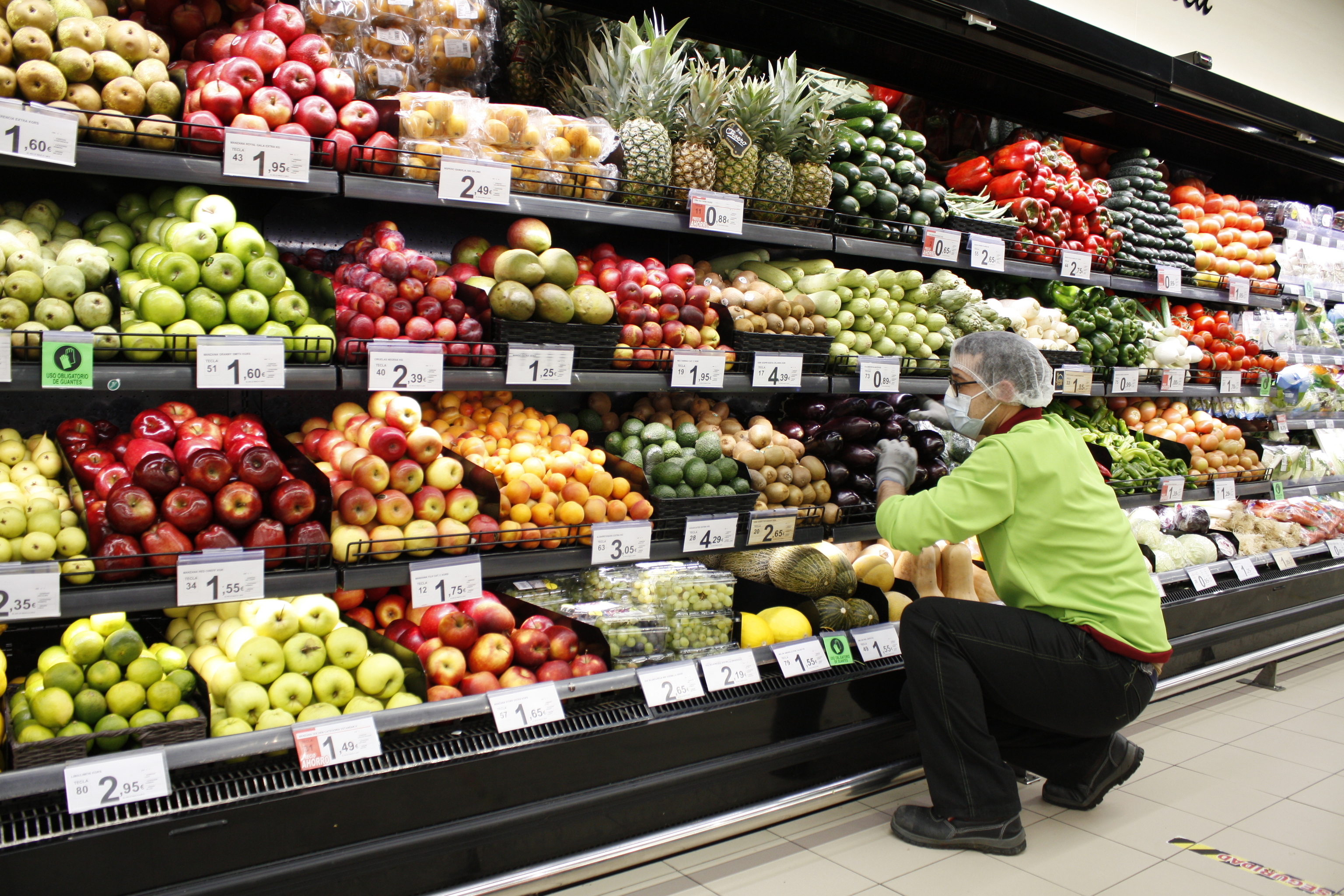Cadena de supermercados Spar con un amplio puesto de fruta y verdura.