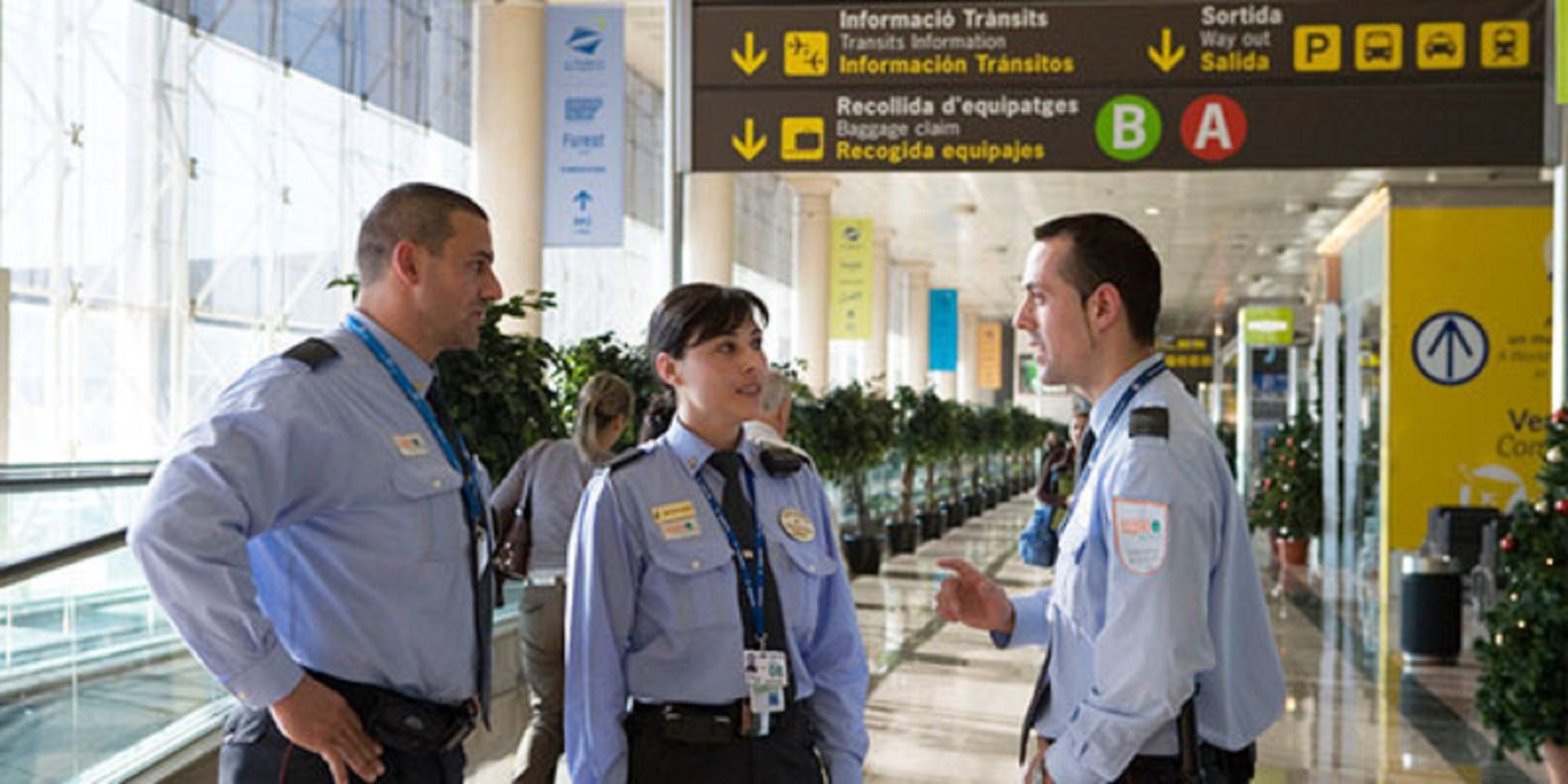 Vigilantes de seguridad en el aeropuerto de Barcelona.