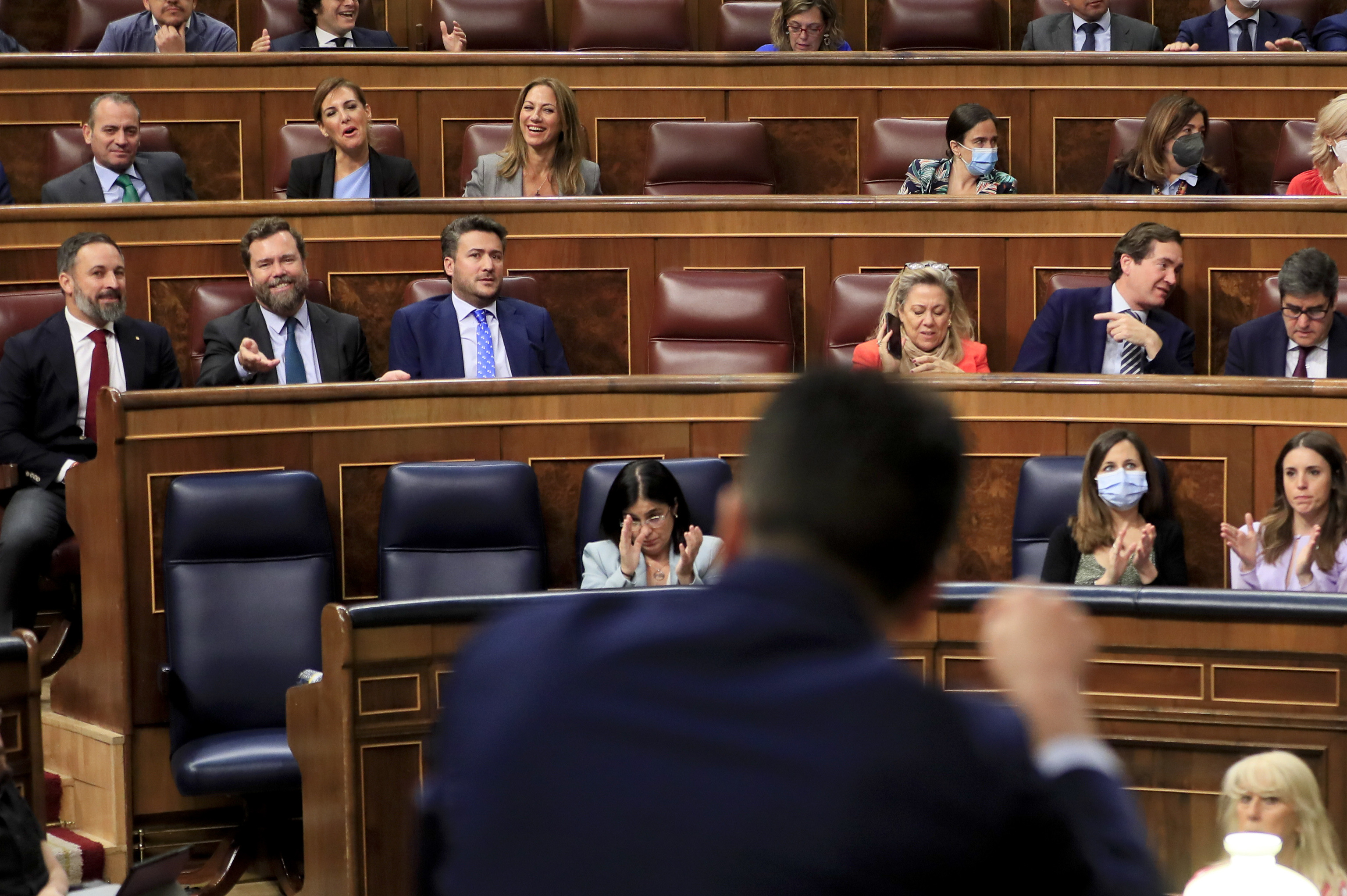 Abascal y Espinosa de los Monteros escuchan al portavoz del PSOE, Héctor Gómez.