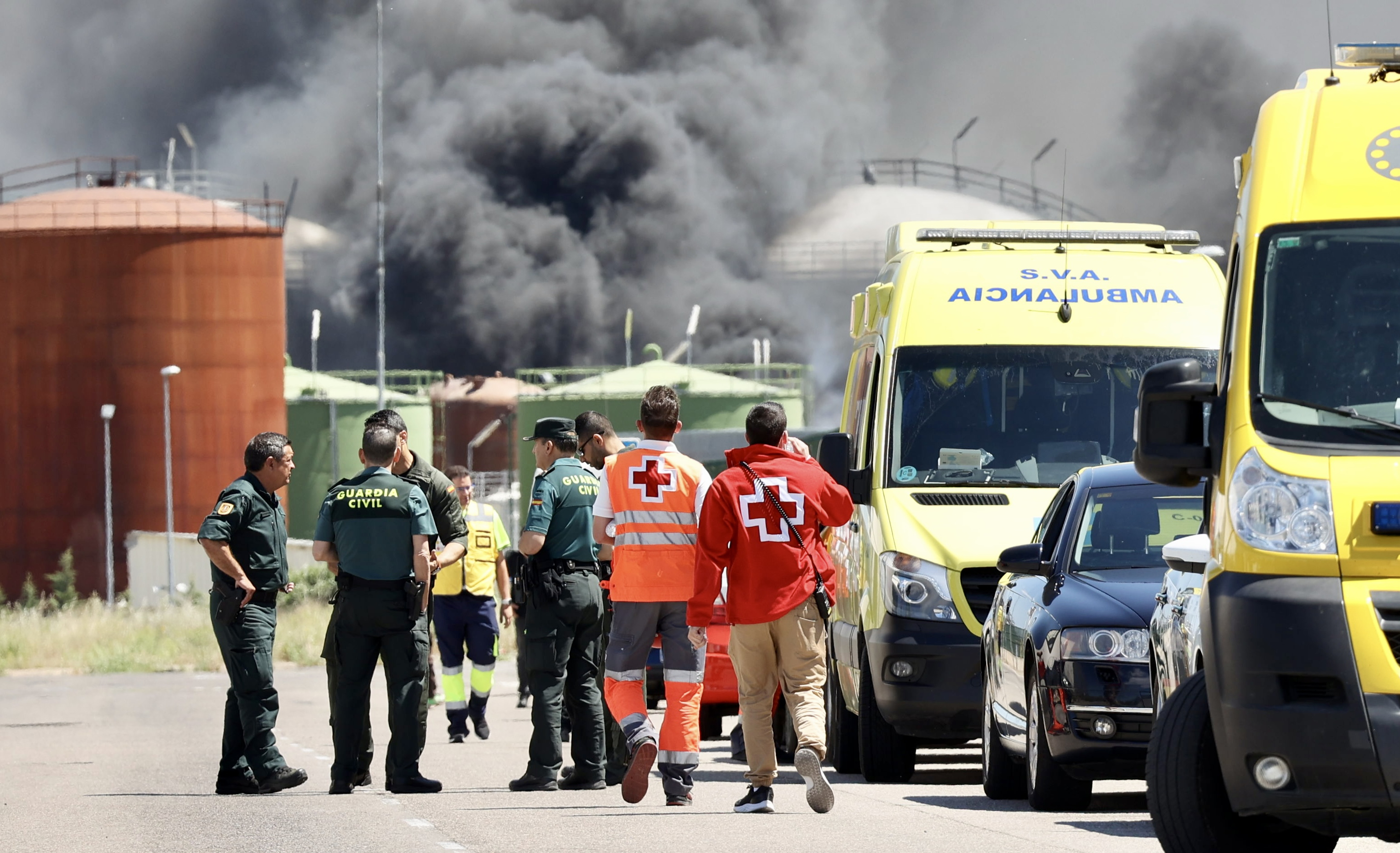 Las unidades de la Guardia Civil y Cruz Roja asisten este jueves al lugar de la explosión de la planta de biodiesel en Calahorra.