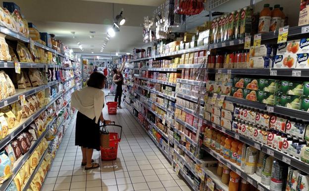 Una mujer, en un supermercado.