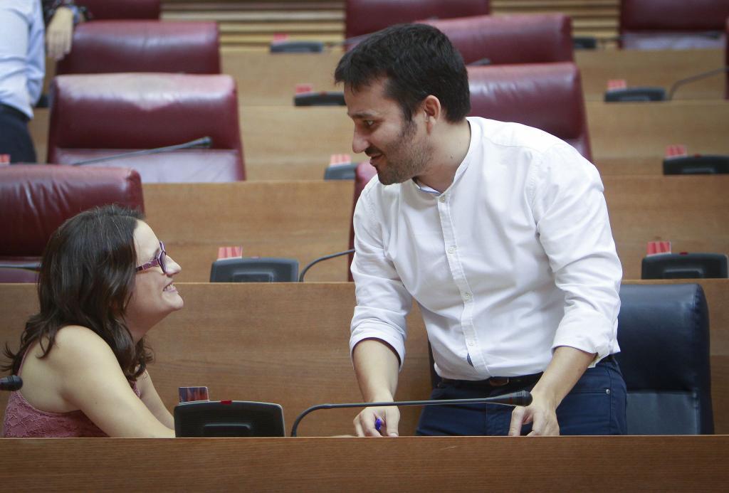 La vicepresidenta Mónica Oltra conversa en las Cortes con Vicent Marzà.
