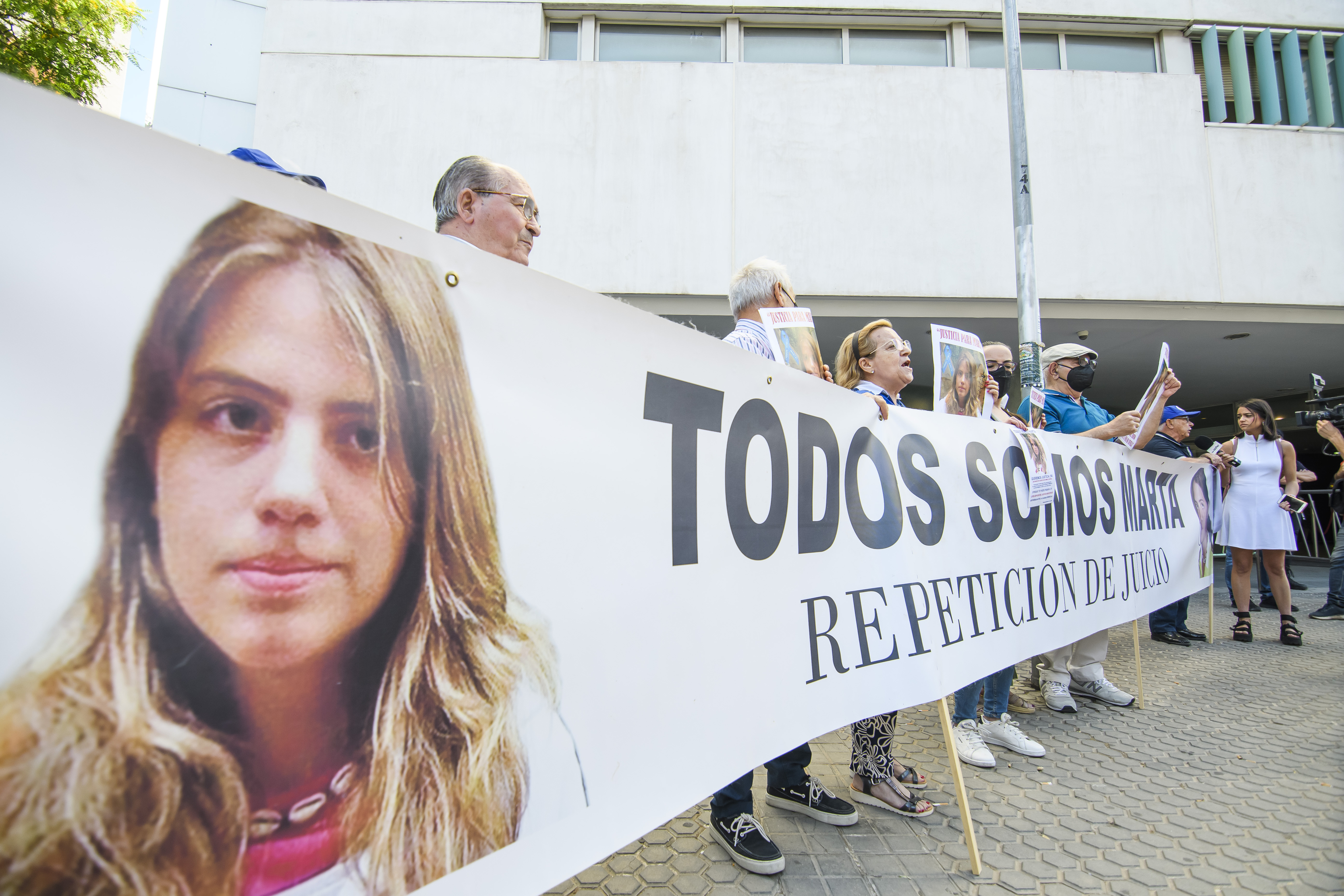 Relatives and neighbors of Marta del Castillo demand a new trial at the doors of the Seville courts.