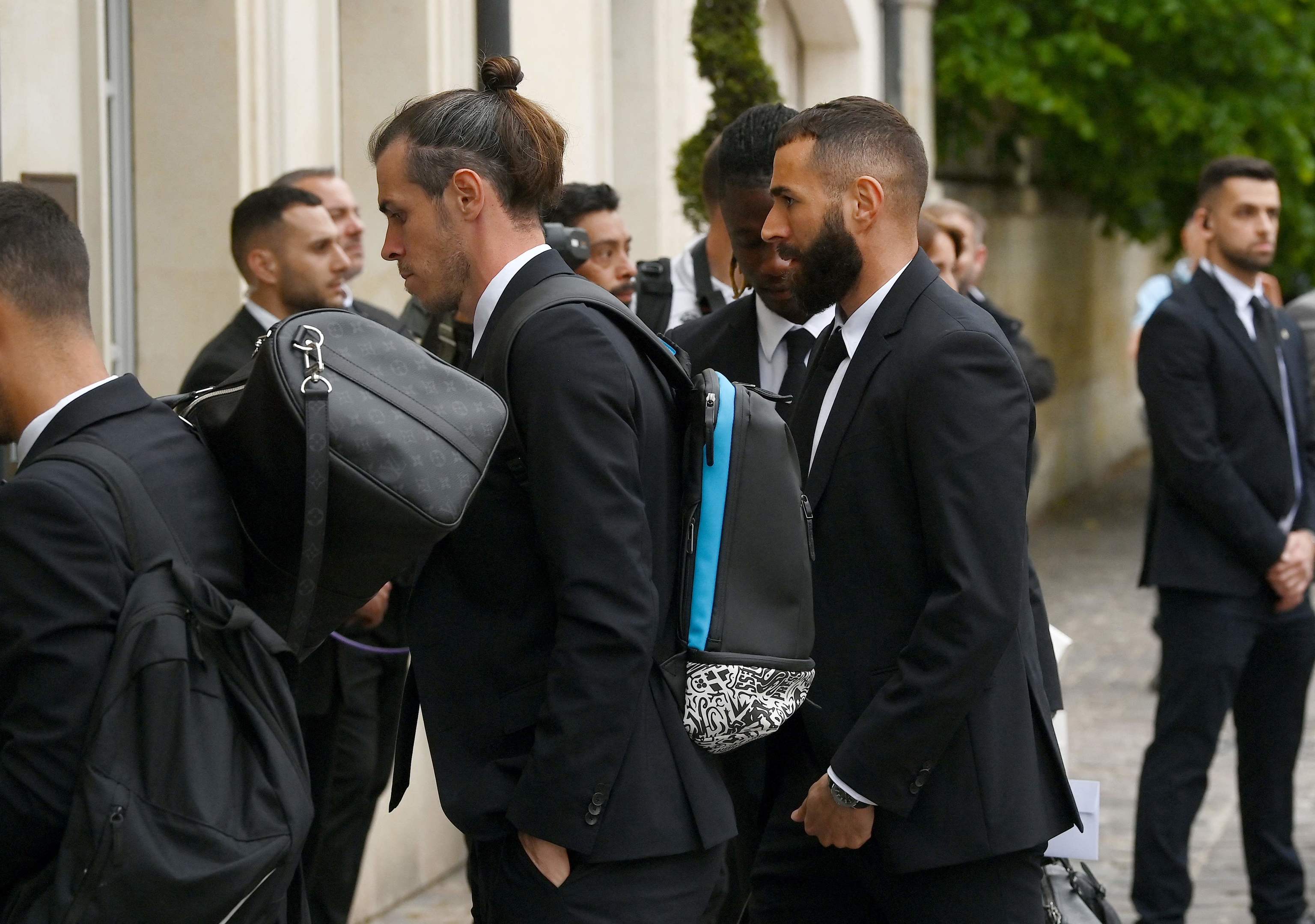 Bell and Benzema arrive at Chantilly's hotel.