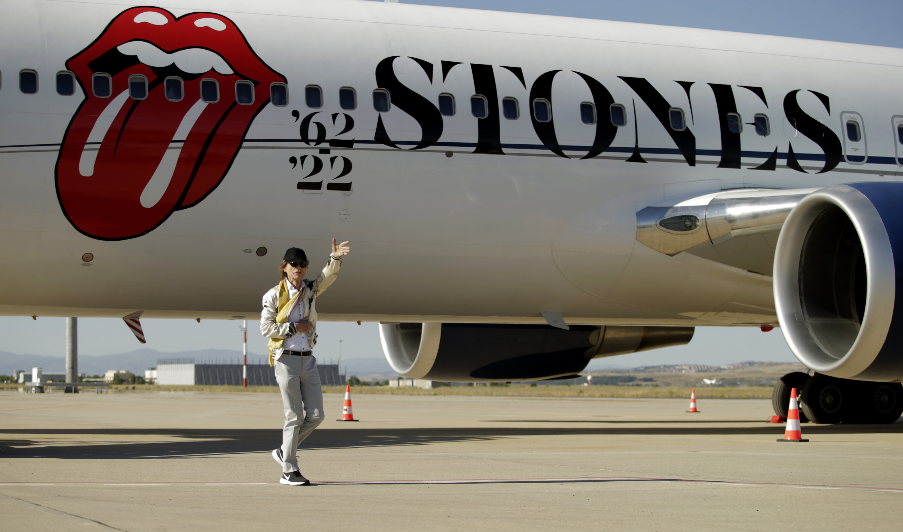 Mick Jagger pisa suelo madrileño al salir del avión de los Rolling Stones.