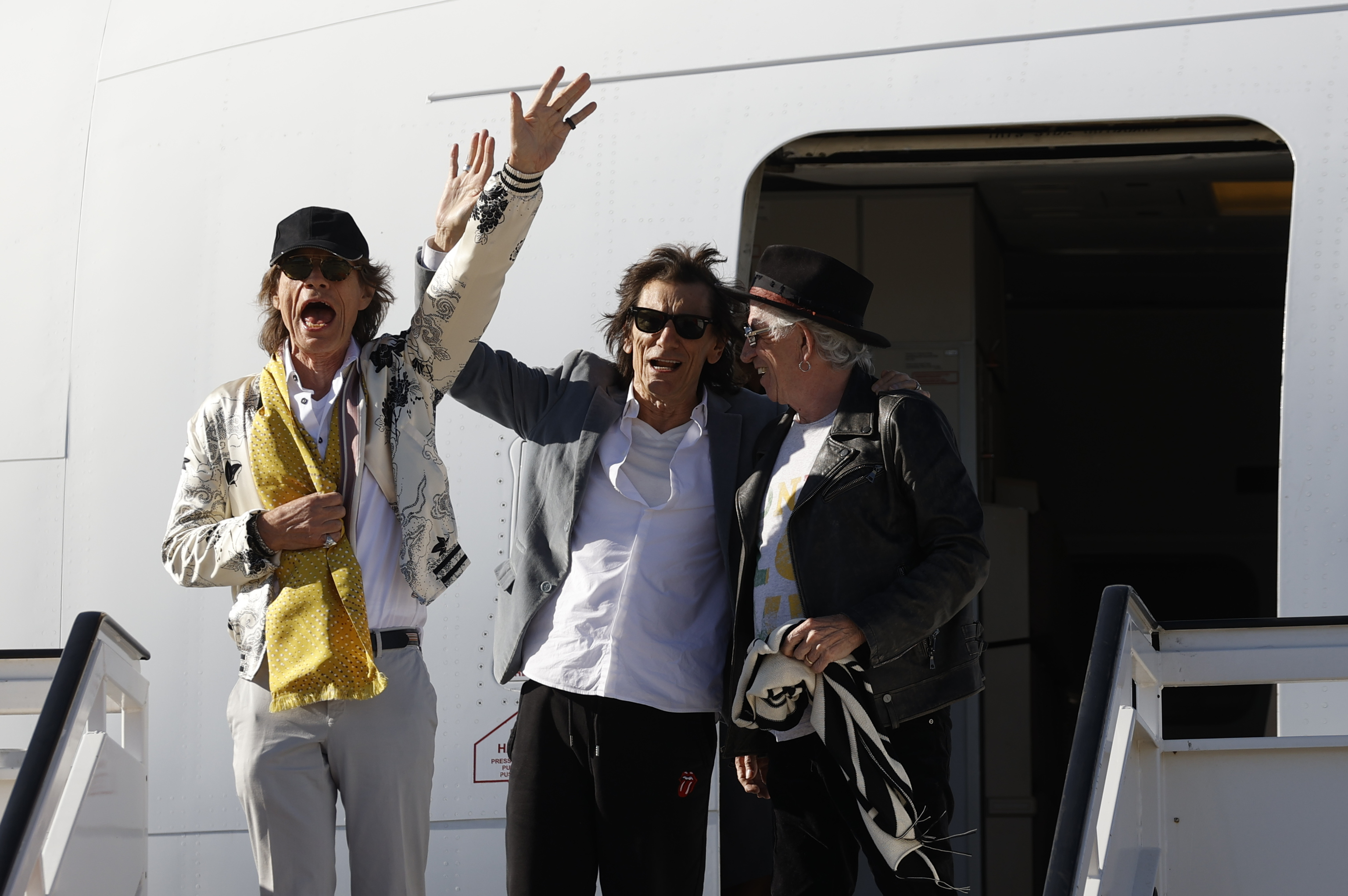 Mick Jagger pisa suelo madrileño al salir del avión de los Rolling Stones.