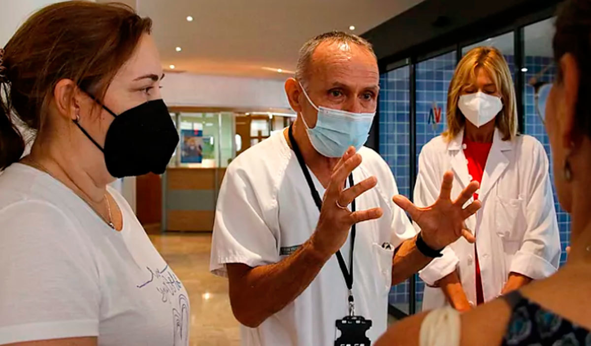 Responsables mdicos explicando a los familiares del paciente la postura de La Plana frente a la ozonoterapia.