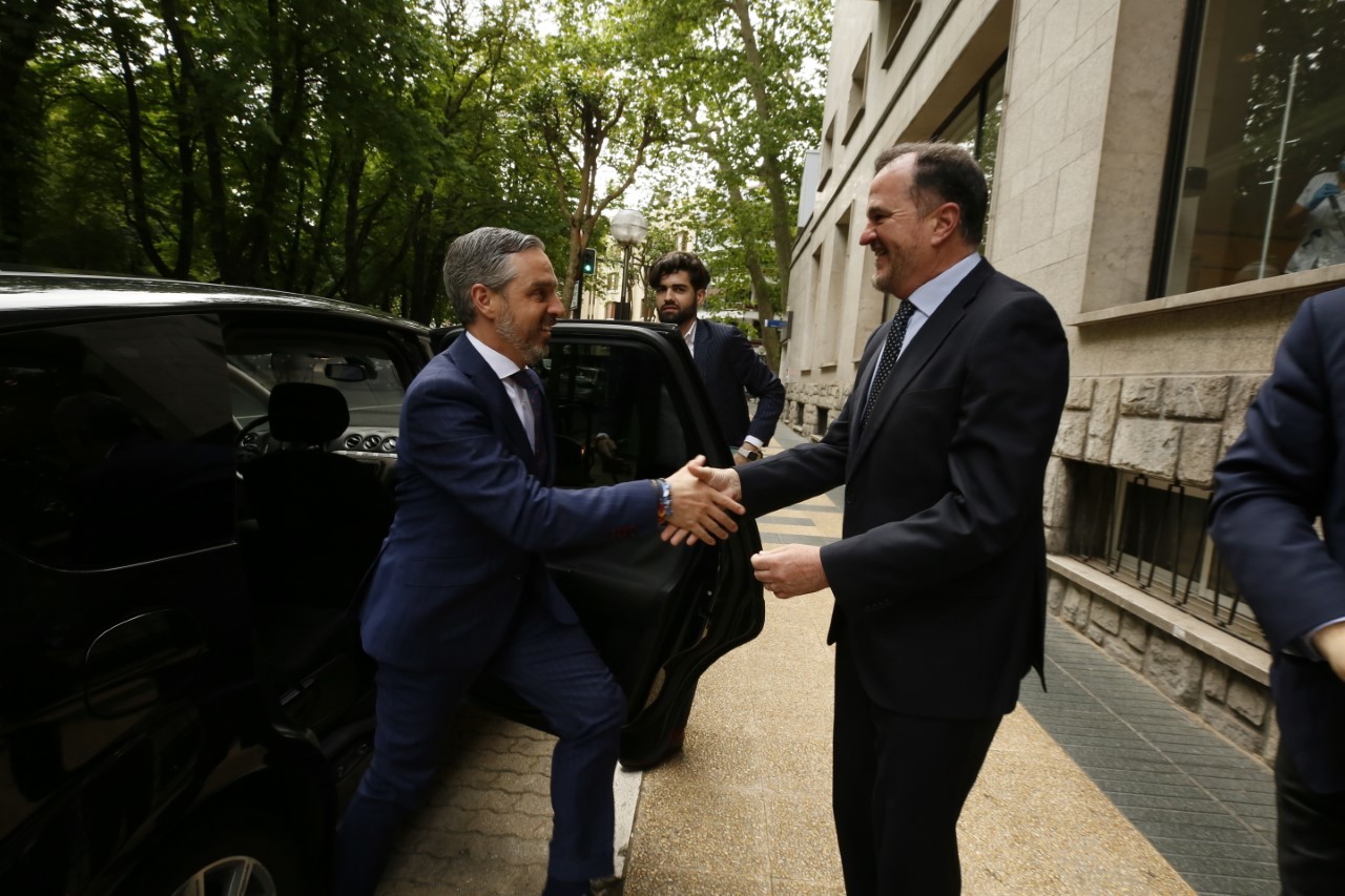 El presidente del PP vasco Carlos Iturgaiz recibe al consejero andaluz Juan Bravo antes de su intervención en el foro empresarial de Dato Económico.