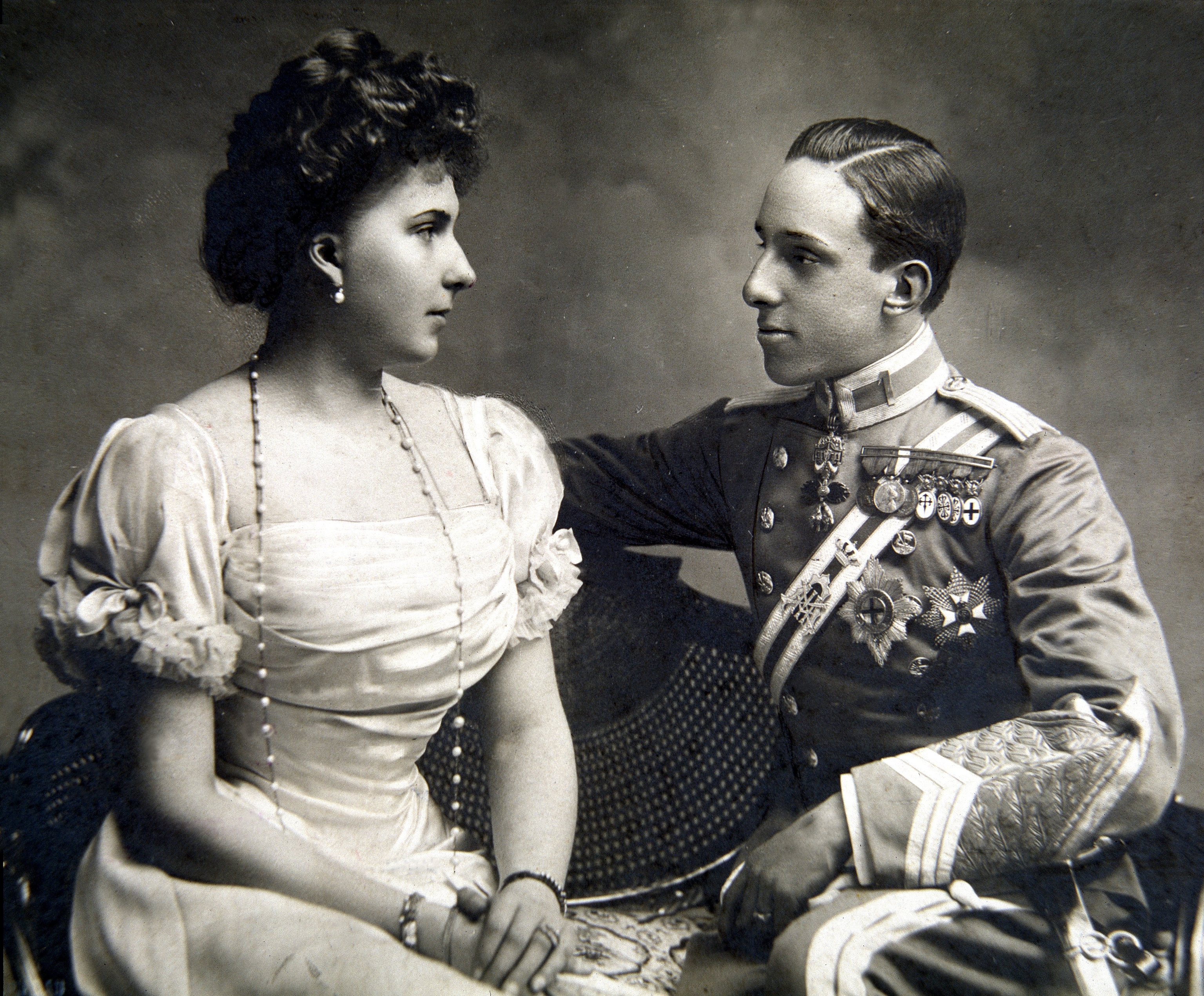 Alfonso XIII y Victoria Eugenia poco antes de su boda.