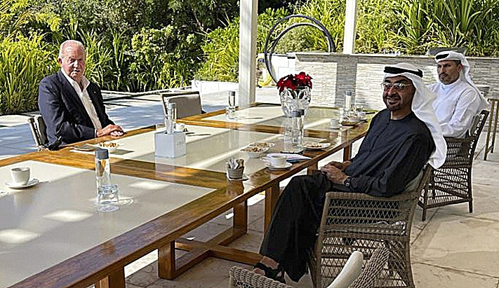 Don Juan Carlos, en su residencia de emiratos, acompañado por el emir que falleció el pasado 13 de mayo.