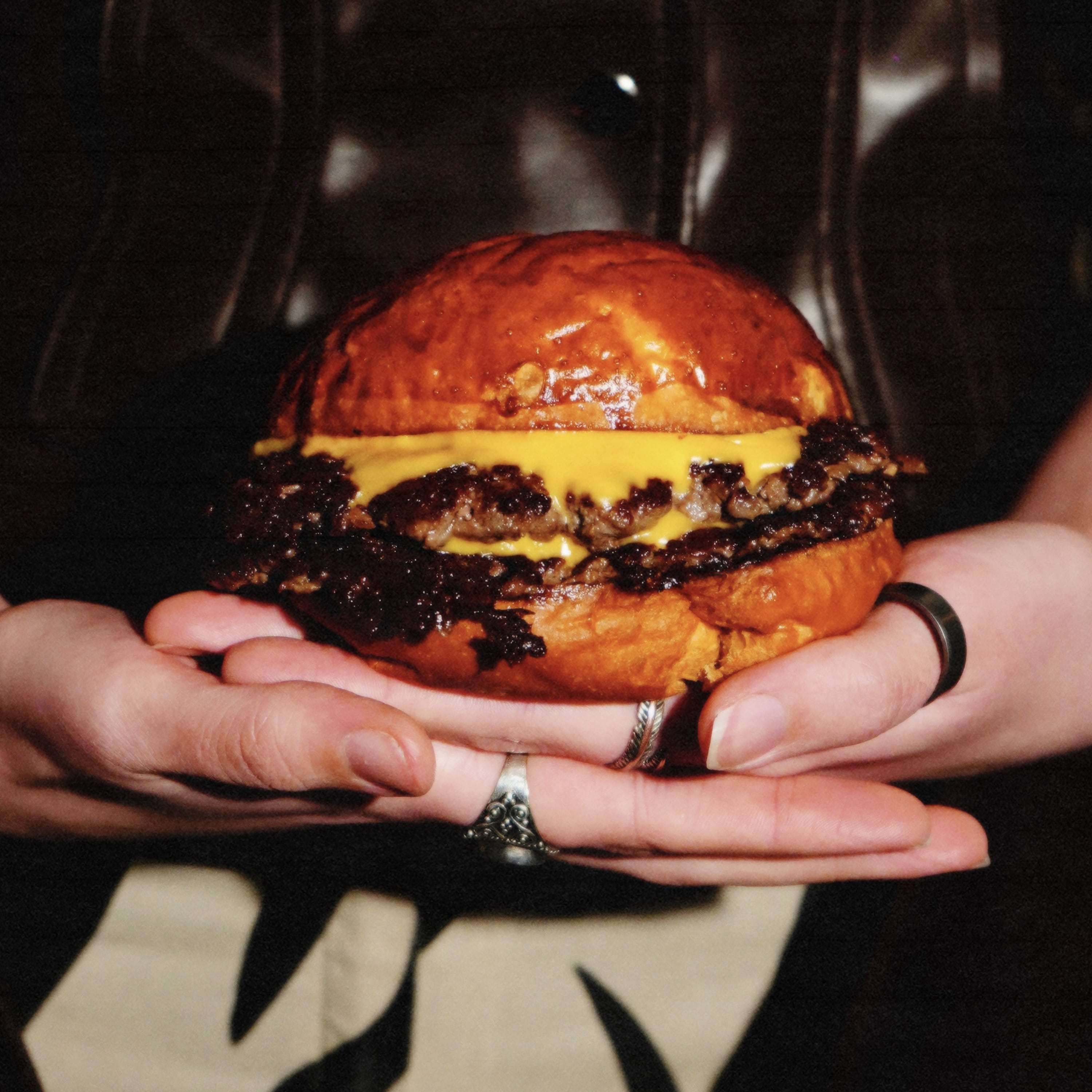 'Doble Smashed Burger' de Junk Burger, la 'Mejor hamburguesa de España 2022'.