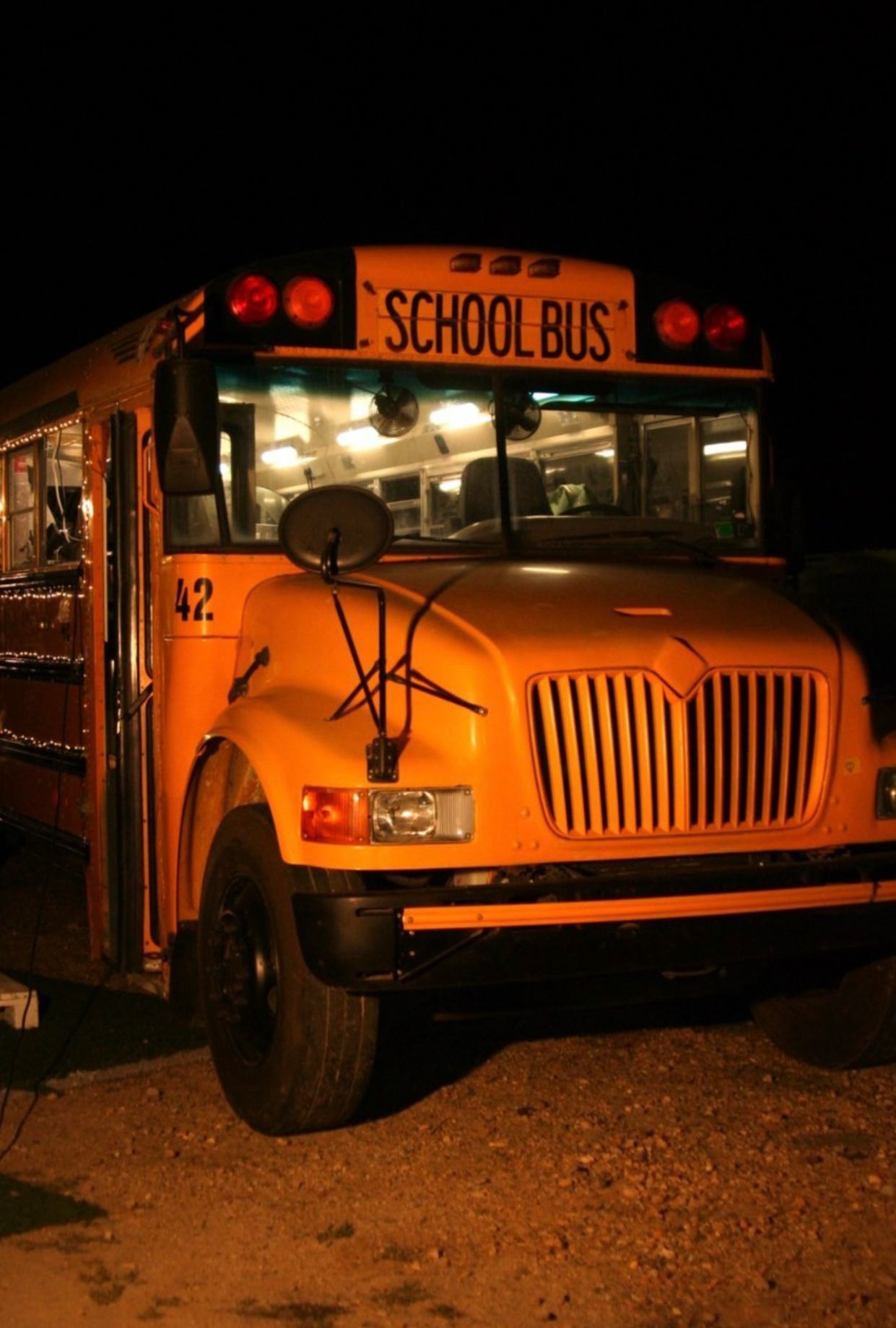 Utilizan un autobús americano como 'foodtruck'.