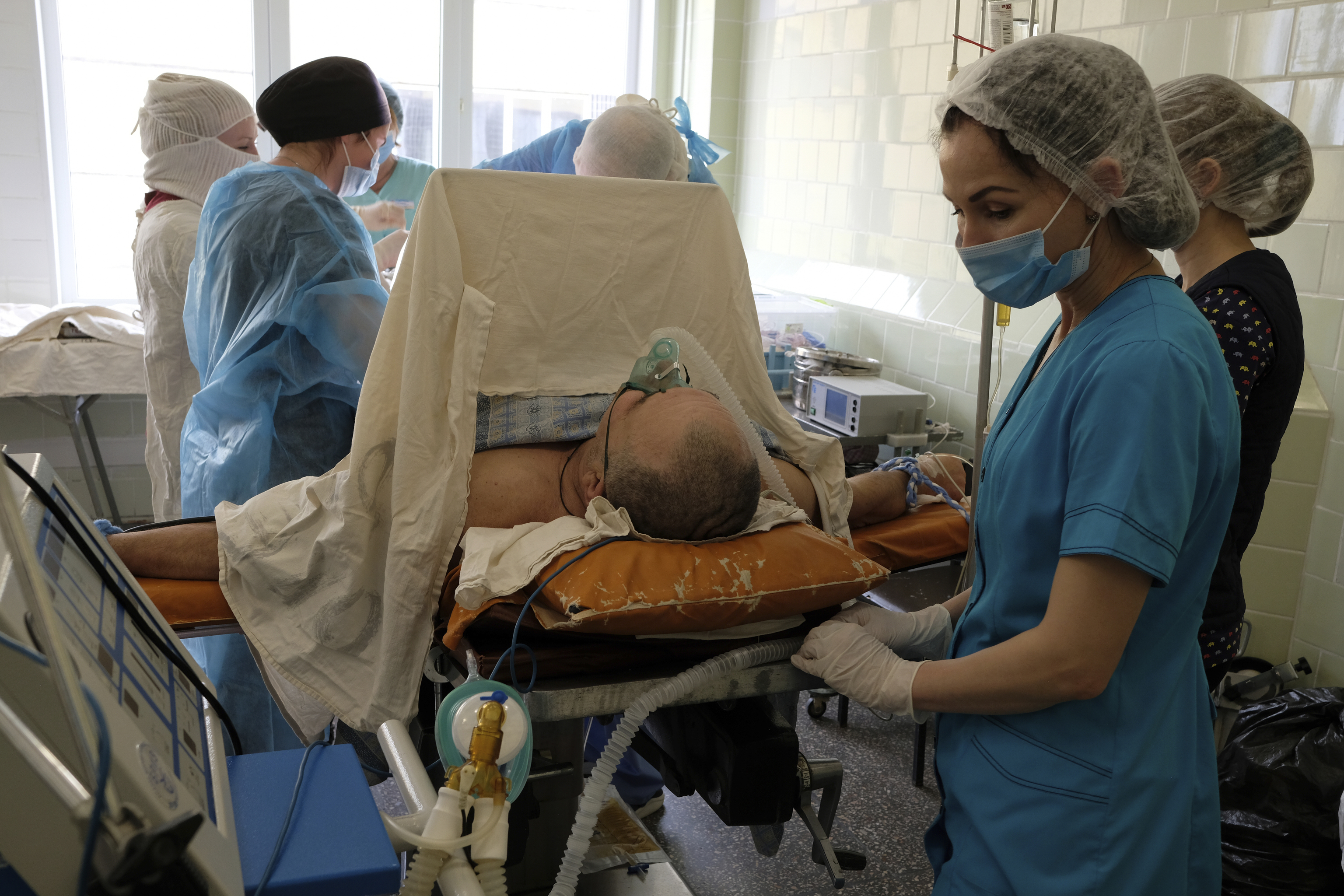 En el hospital de guerra de Dnipro: «Siempre hay operaciones, incluso por la noche: de 20 a 30 cada día»