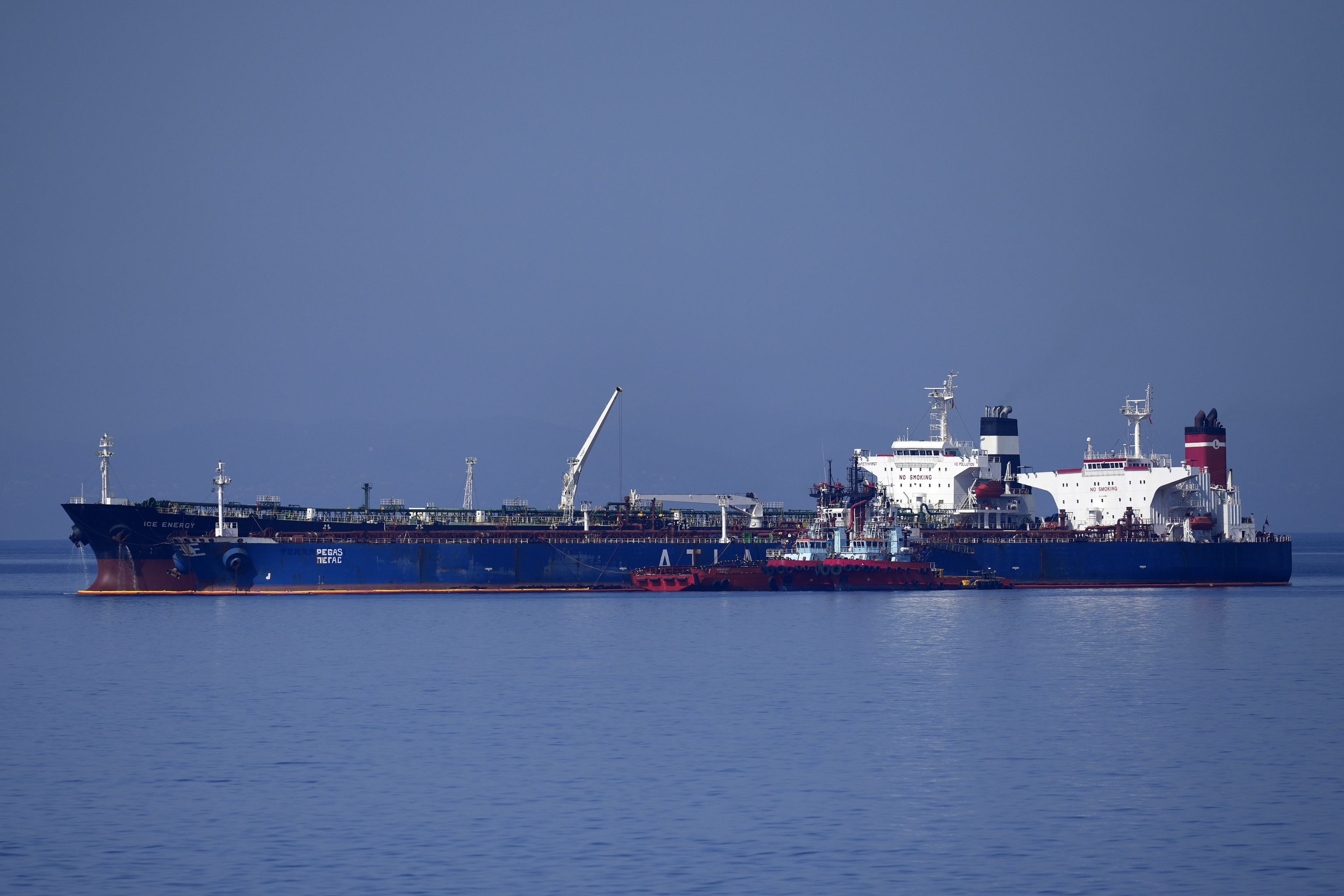 Irán detiene a dos buques griegos después de que Grecia embargara uno de sus petroleros
