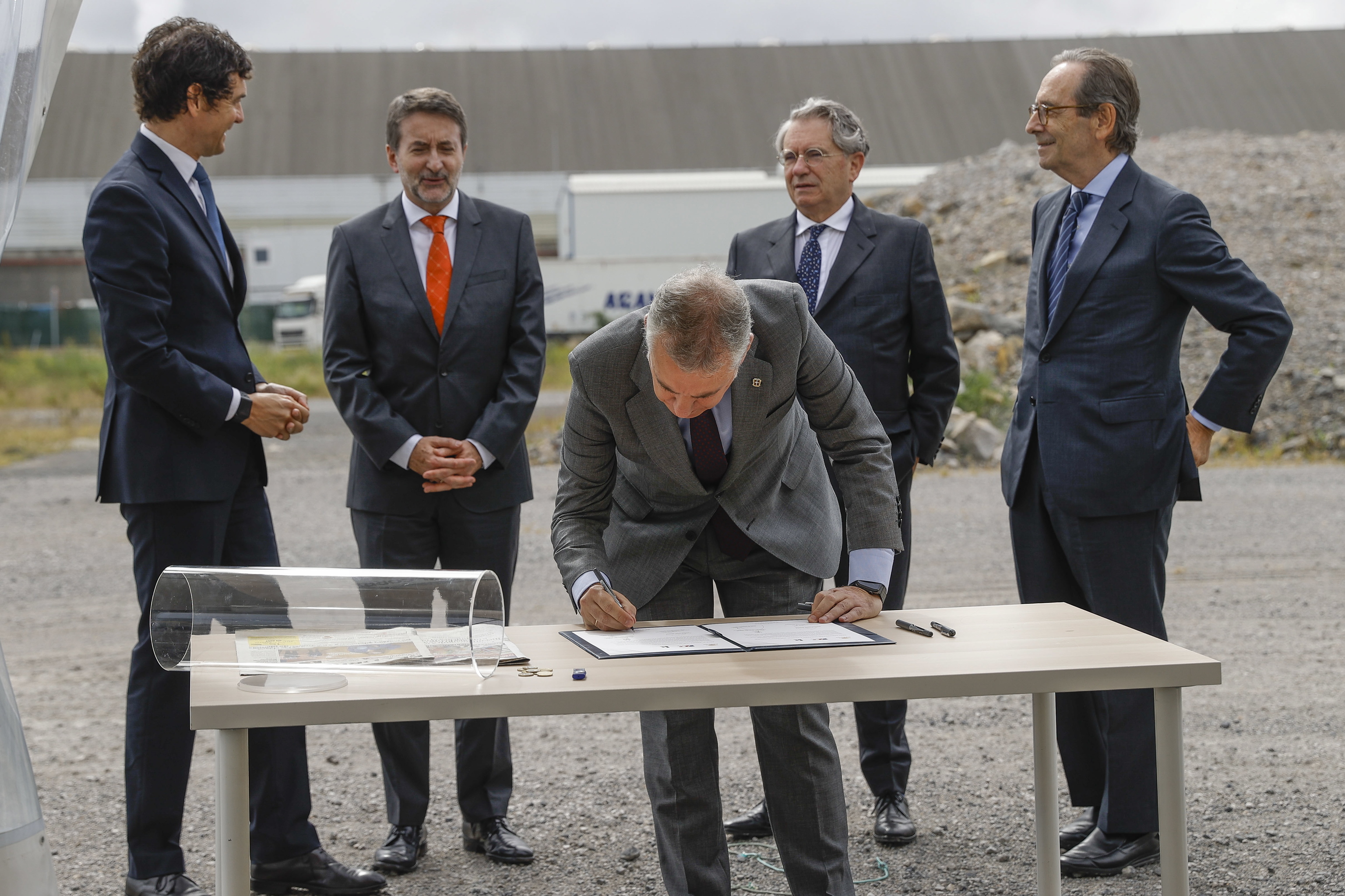 El lehendakari firma un documento en la colocación de la primera piedra de la nueva planta ante representantes de Repsol, Petronor y Kutxabank.