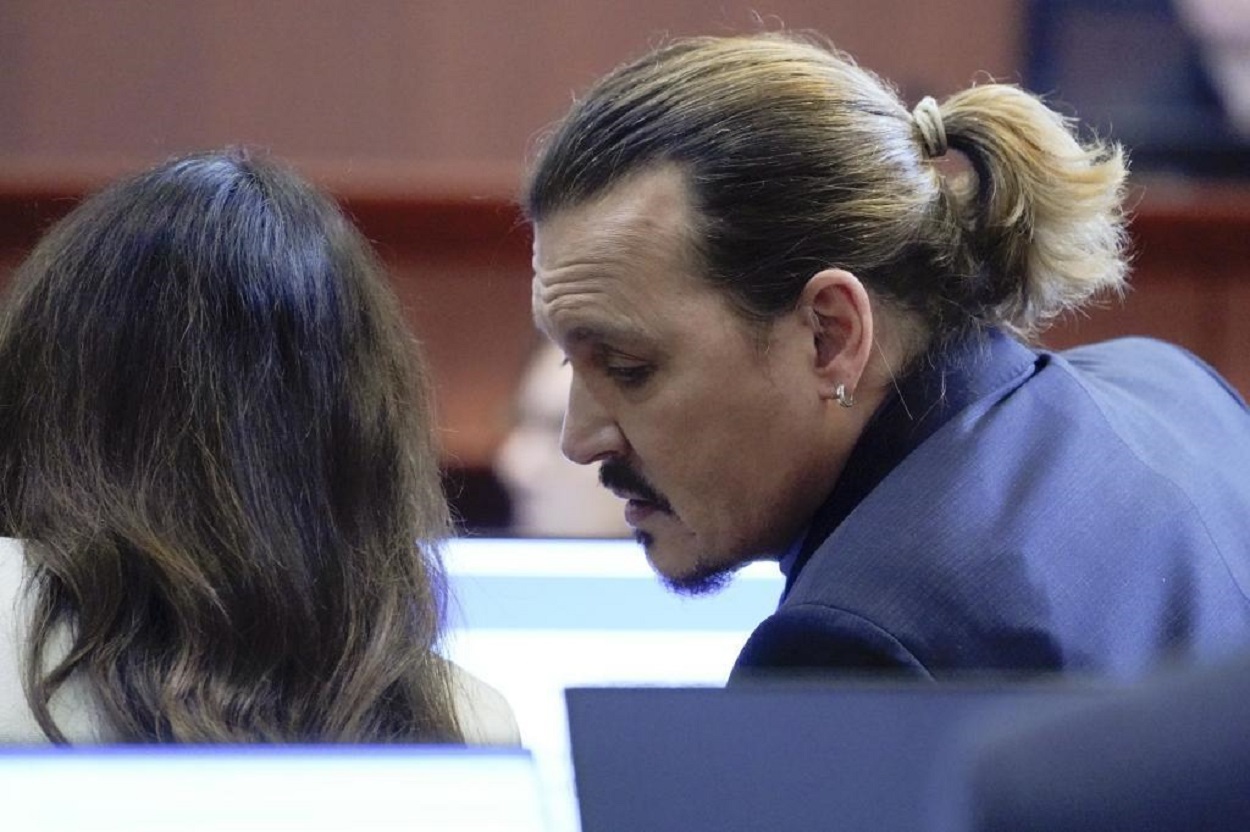 Johnny Depp habla con su abogada durante la sesión del juicio este viernes.