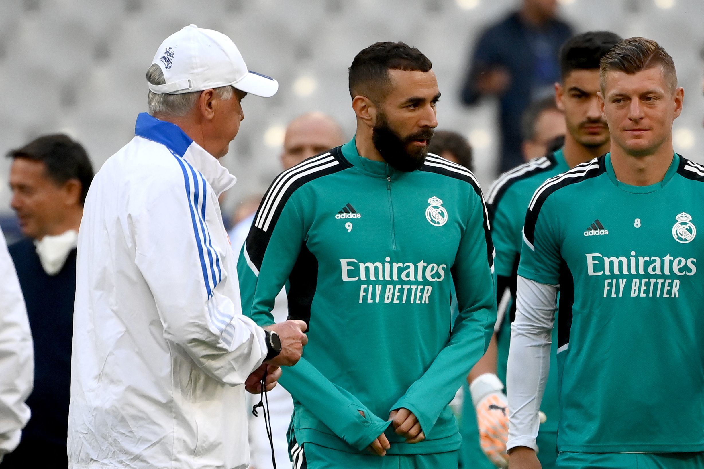 Left to right: Ancelotti, Benzema and Kroos during training.