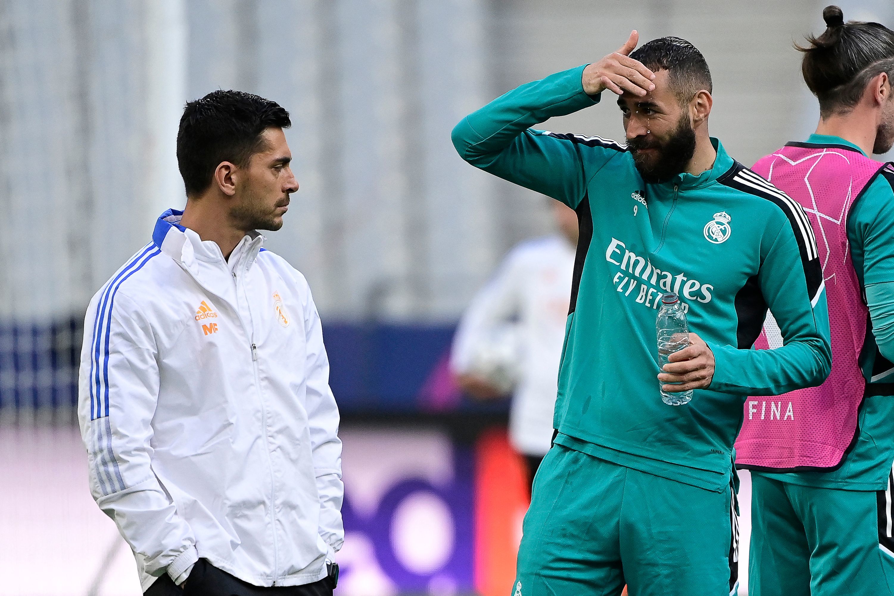 Real Madrid's French forward Karim  lt;HIT gt;Benzema lt;/HIT gt; (C) reacts during a training session at the Stade de France in Saint-Denis on May 27, 2022, on the eve of their UEFA Champions League final football match against Liverpool FC. (Photo by JAVIER SORIANO / AFP)