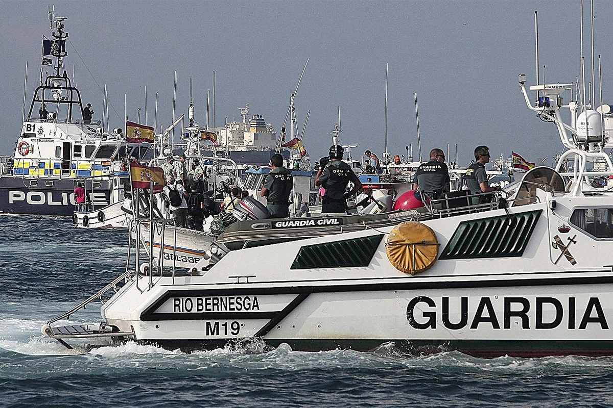 Barcos de la Policía y la Guardia Civil patrullan en las aguas del Campo de Gibraltar.