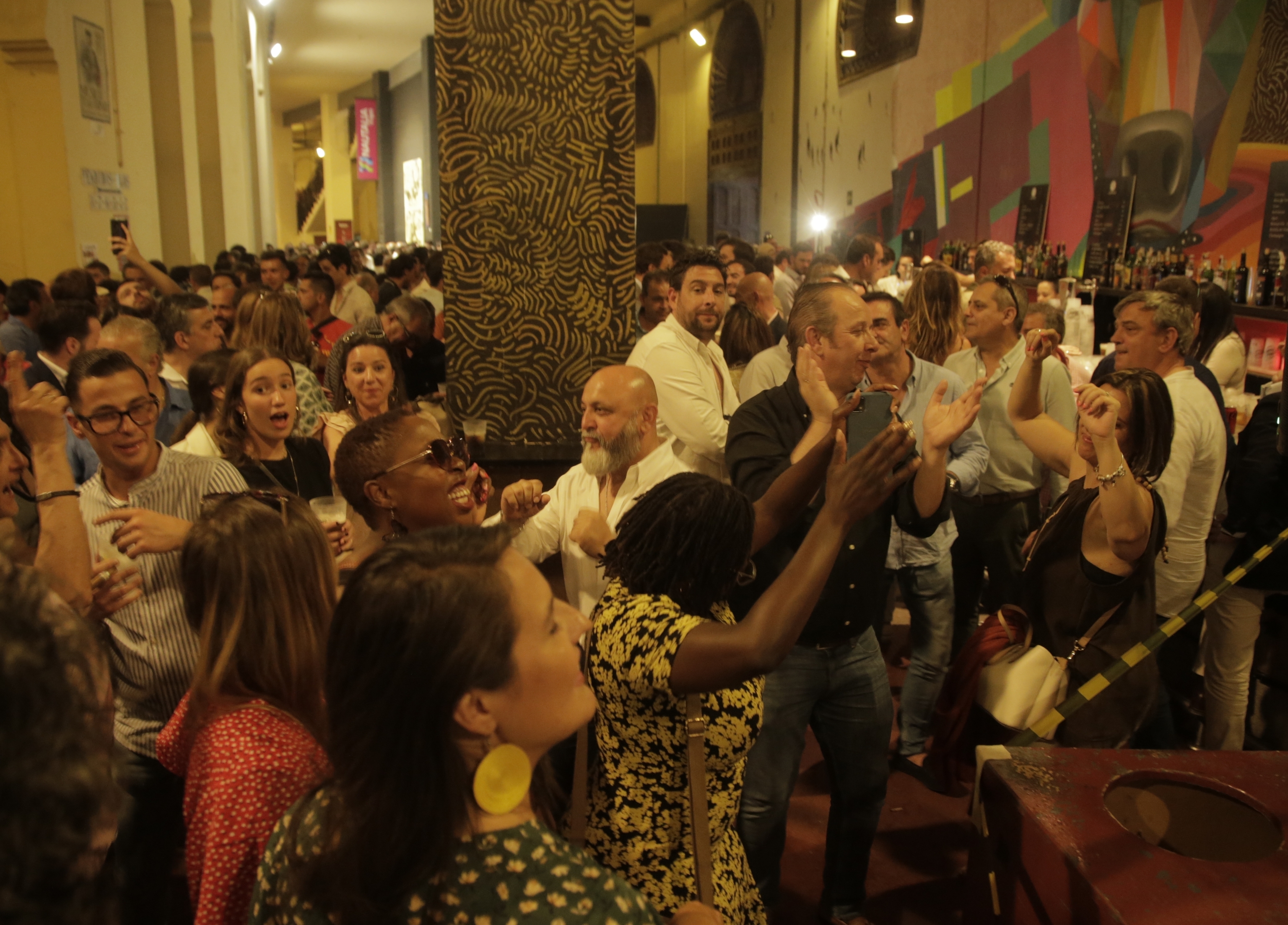 Decenas de aficionados disfrutan de una actuacin en directo en las galeras de Las Ventas