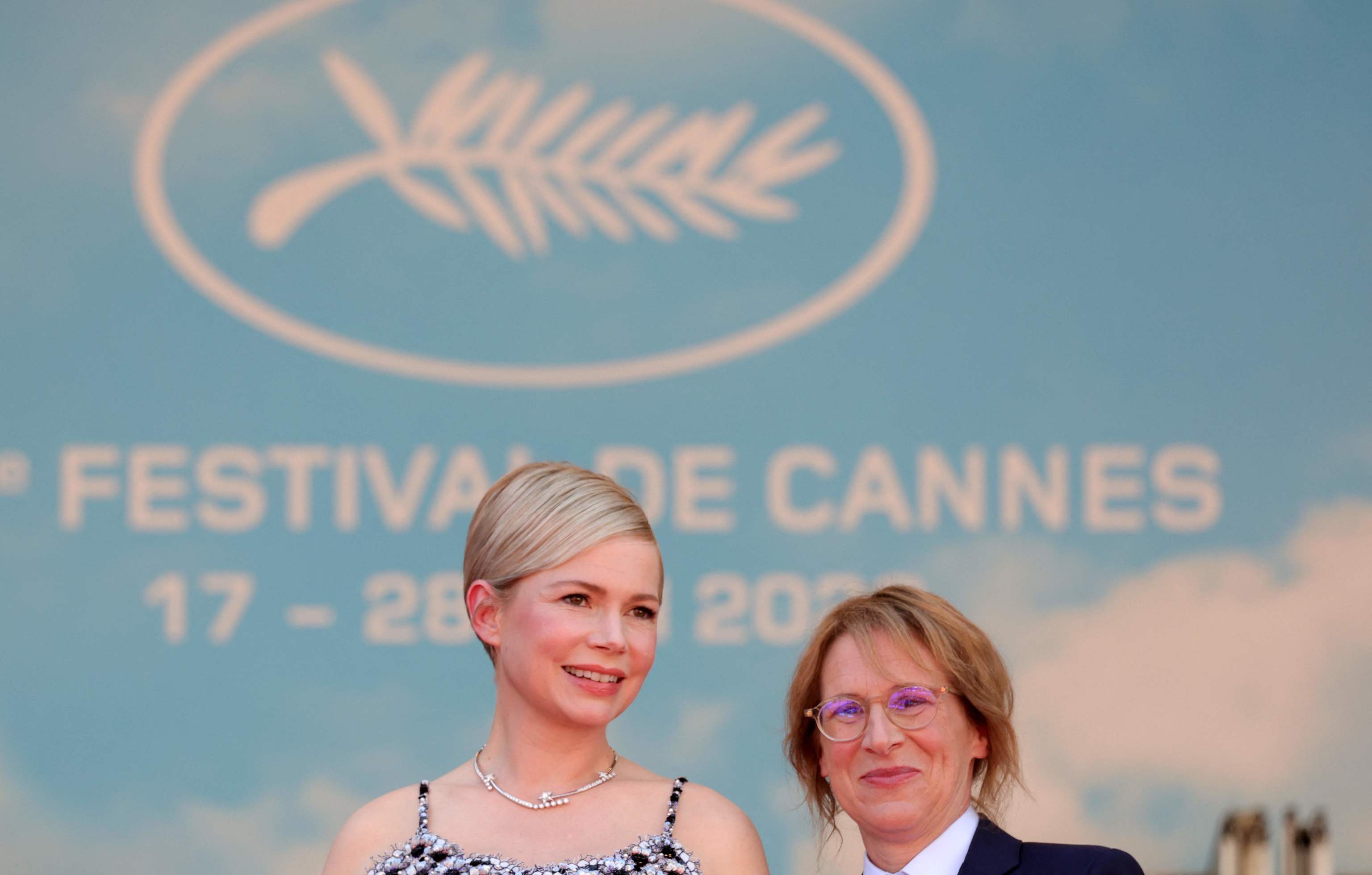 Michelle Williams y Kelly Reichardt en la presentacin de 'Showing Up' en el Festival de Cannes.