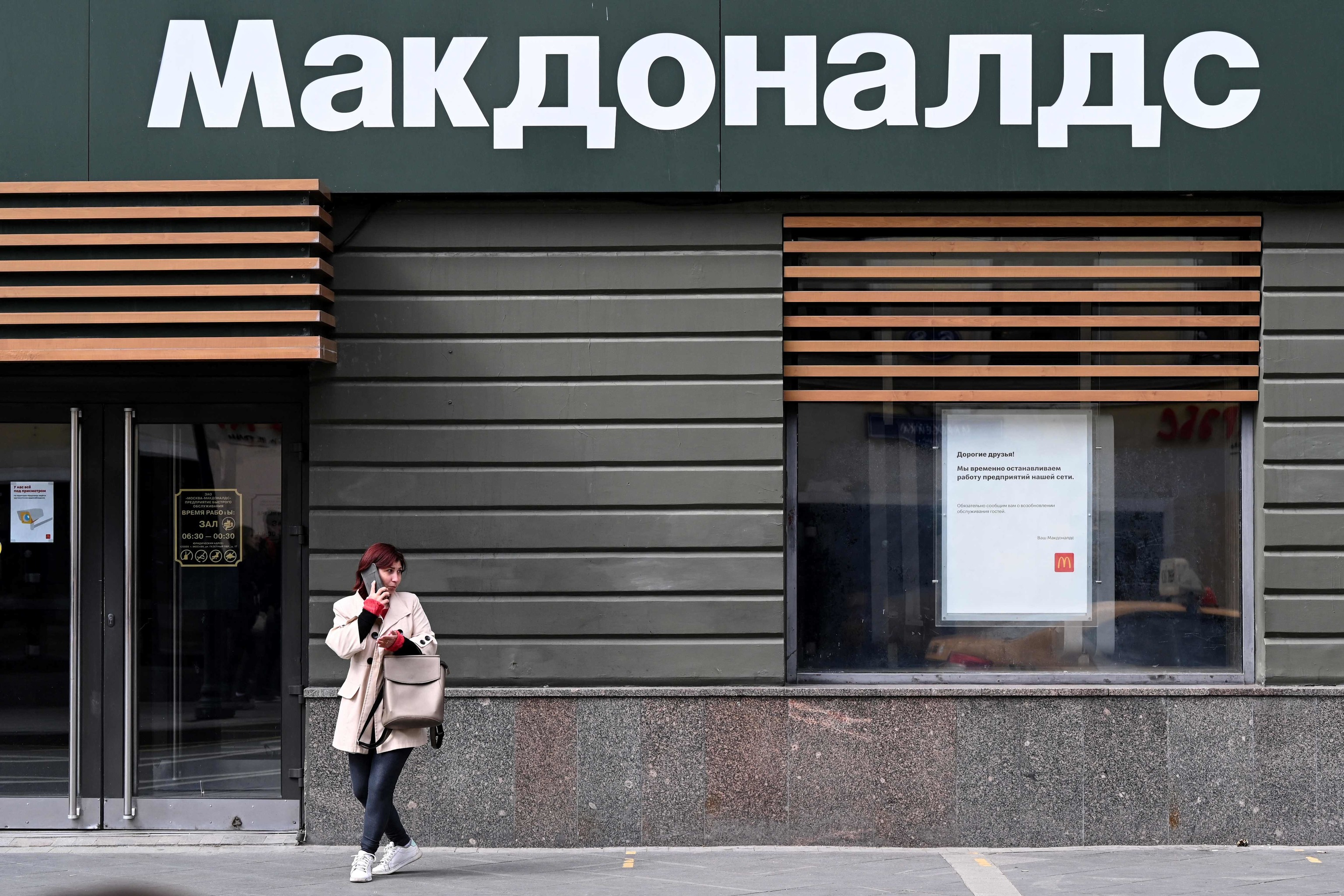 Largas colas y muchos selfies en el «último» McDonald’s de Rusia