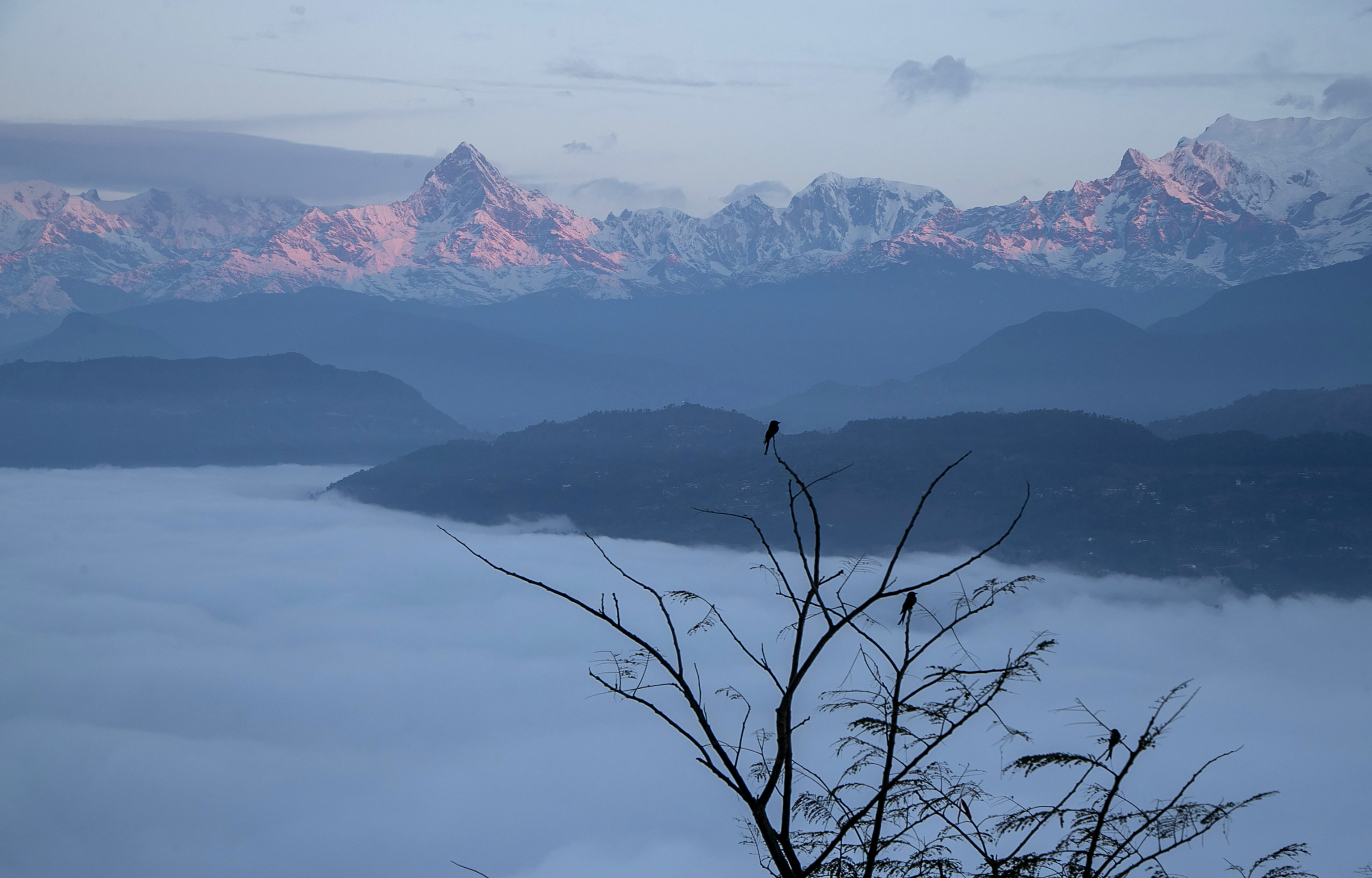 Imagen de enero de 2022 de una cordillera cerca de Pokhara, Nepal. Un funcionario de la policía el domingo 29 de mayo de 2022, dice que un pequeño avión con 22 personas a bordo que volaba en una popular ruta turística ha desaparecido en las montañas de Nepal.