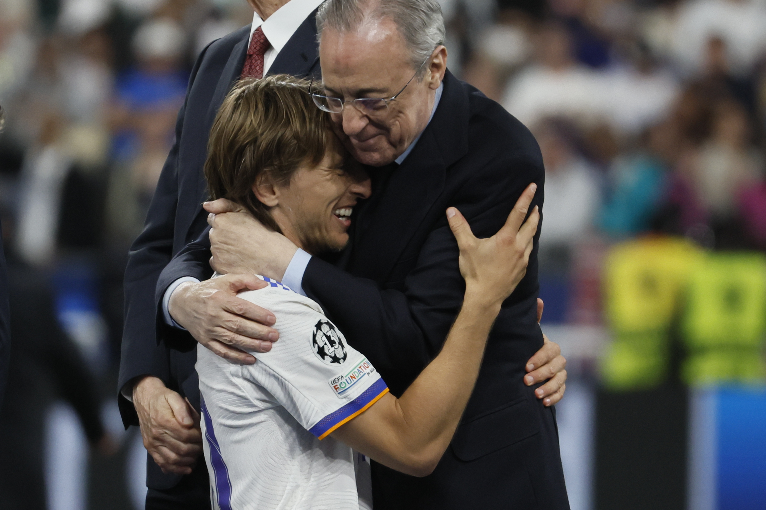 Pérez, abrazado a Modric.