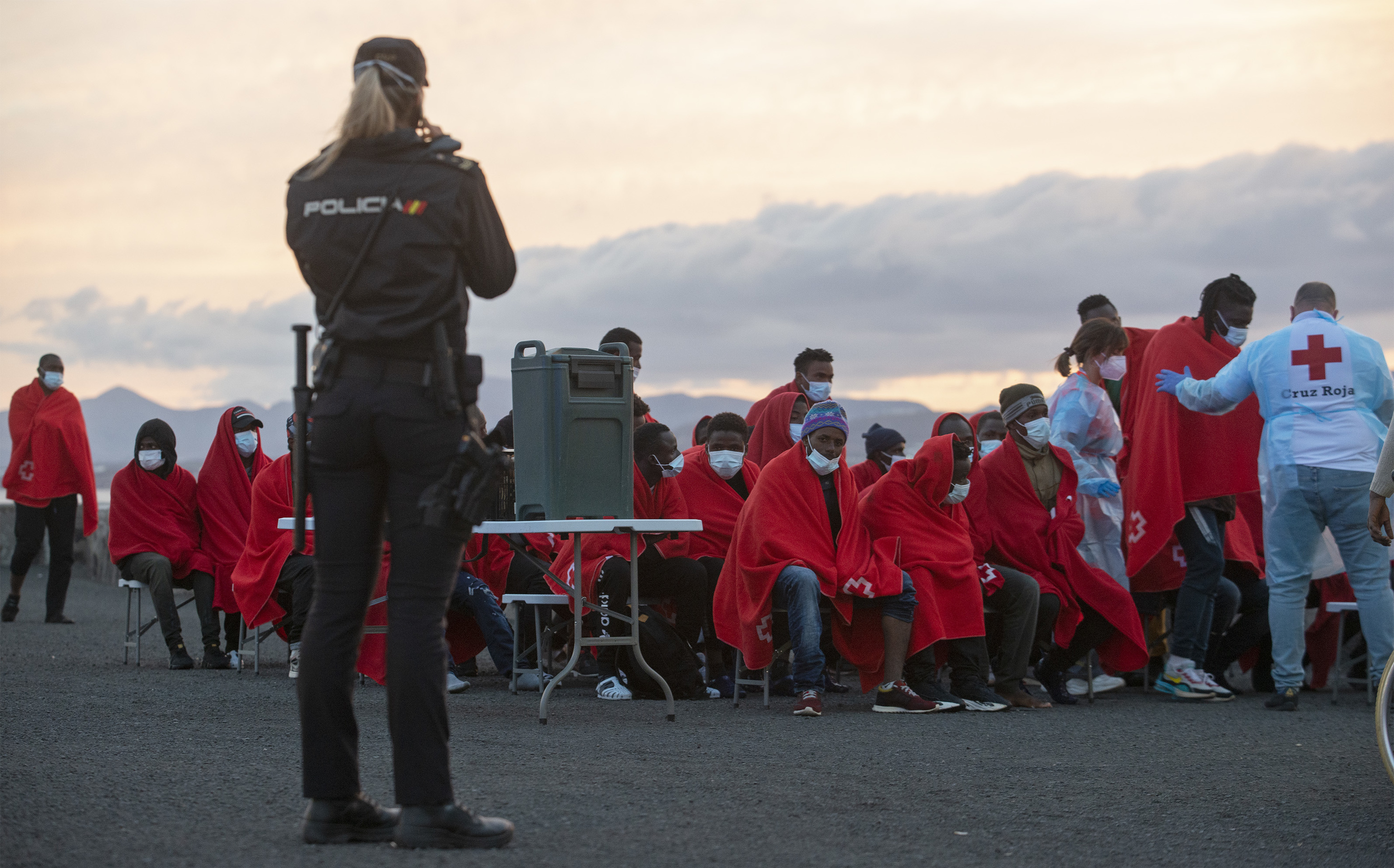 Medio centenar de inmigrantes rescatados esperan a ser atendidos en el puerto de Arrrecife (Lanzarote).