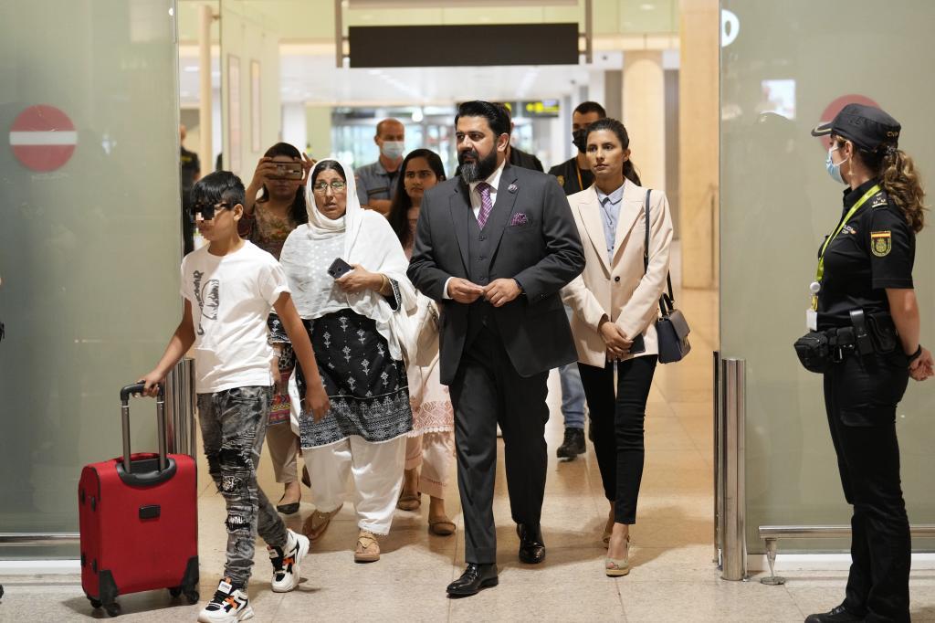 La madre (segunda por la izda.) y un hermano de las jóvenes de Terrassa asesinadas en Pakistán, a su llegada al aeropuerto de El Prat de Barcelona.