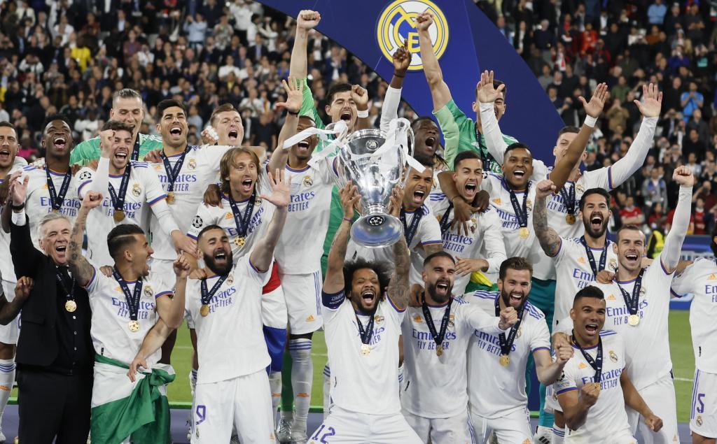 Los jugadores del Madrid levantan la copa de la Champions.