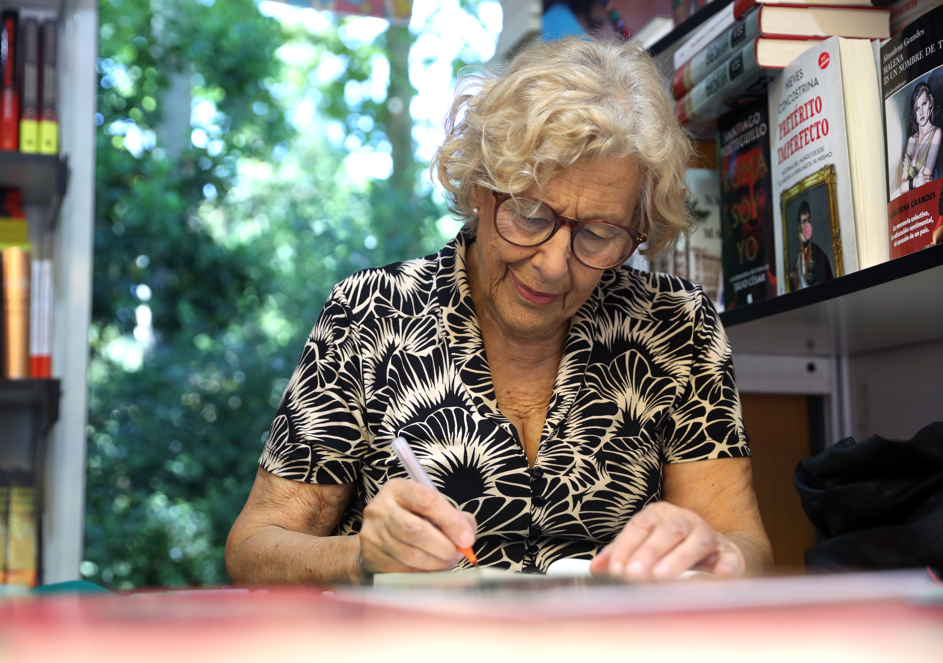 Carmena firmando un ejemplar en la Feria del Libro.