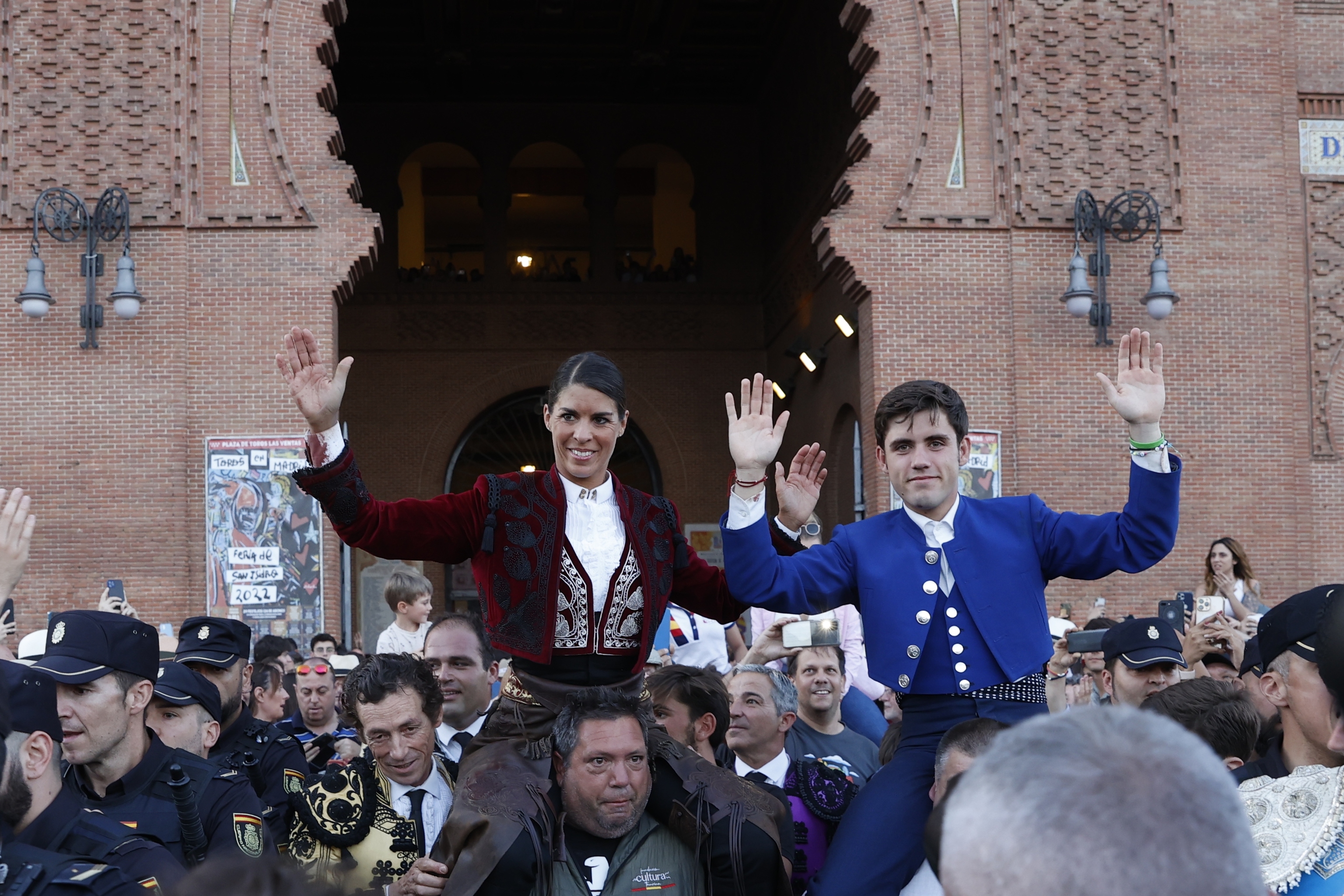 Guillermo Hermoso se consagra por la Puerta Grande; Lea lo acompaa