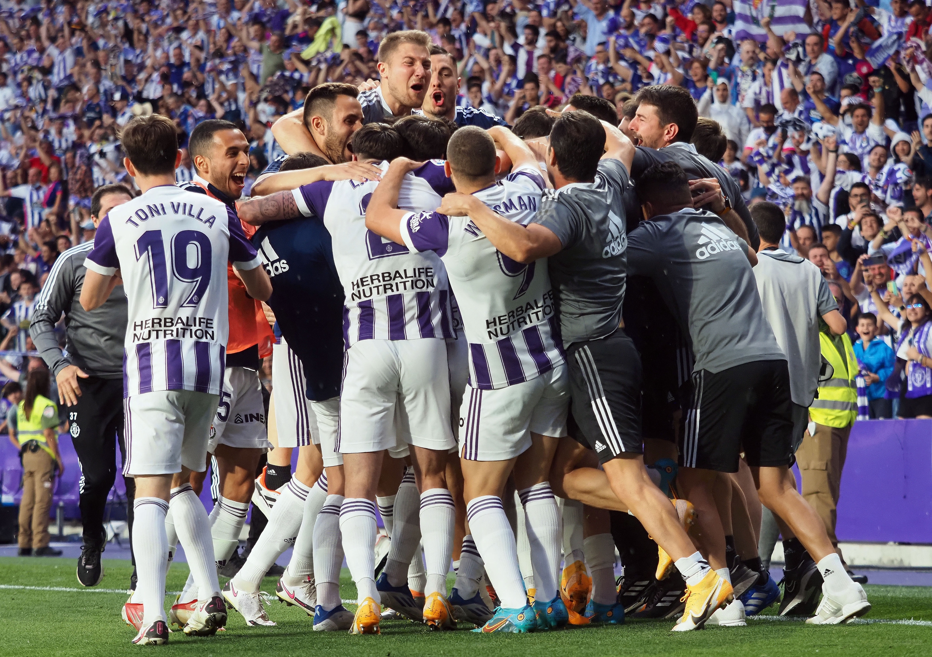 El Valladolid celebra su ascenso a Primera.