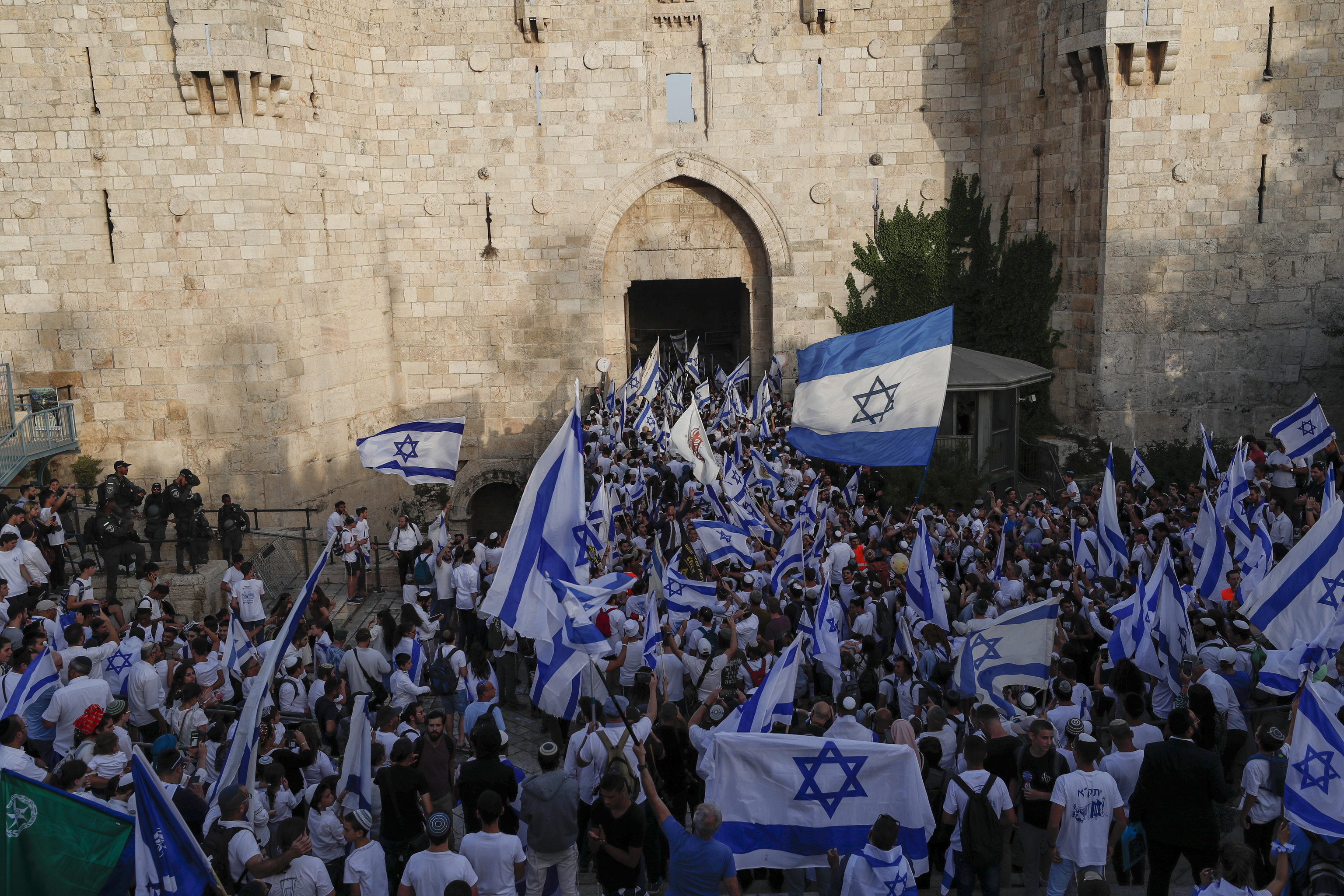Participantes en el Da de las Banderas, en Jerusaln.