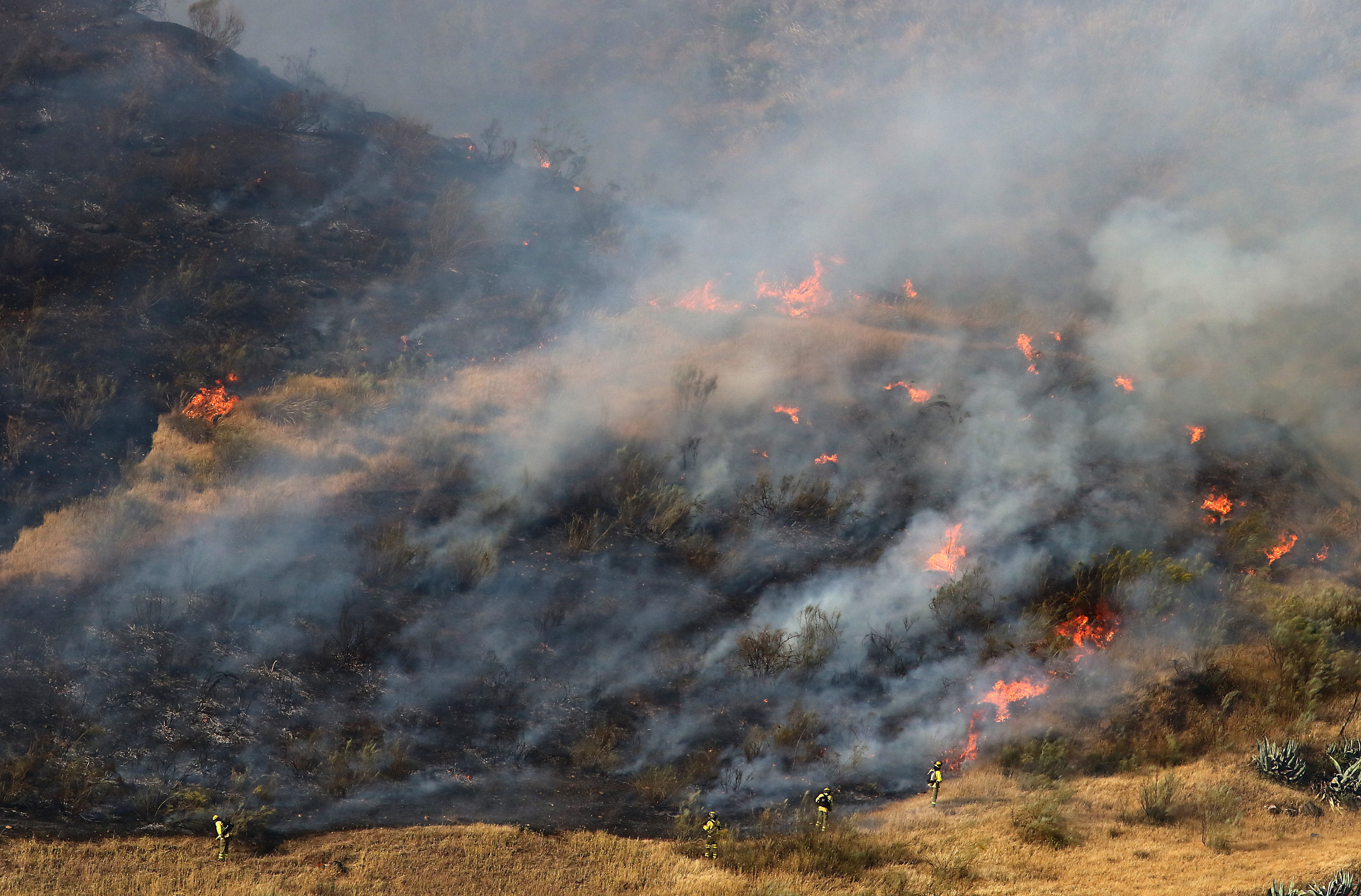 Imagen del Cerro de San Miguel en llamas.