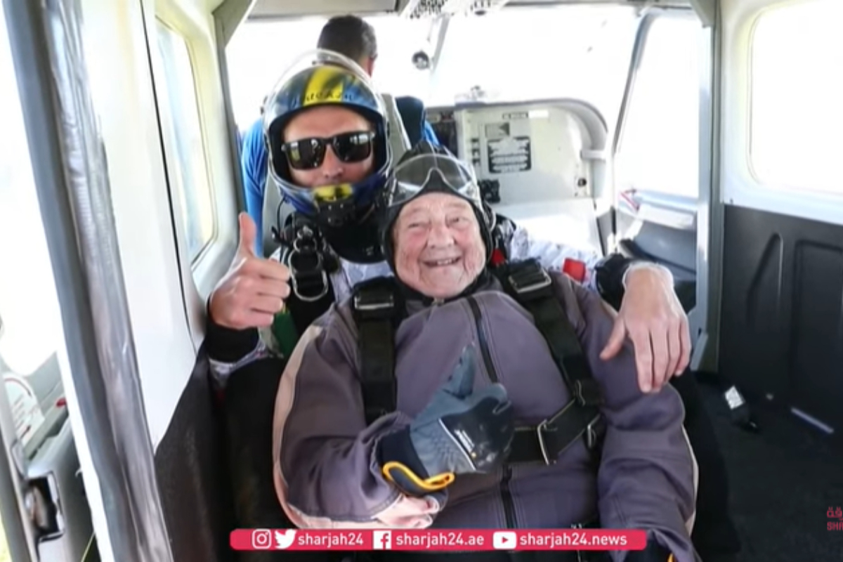 Rut Larsson, de 103 aos, preparada para saltar en paracadas.