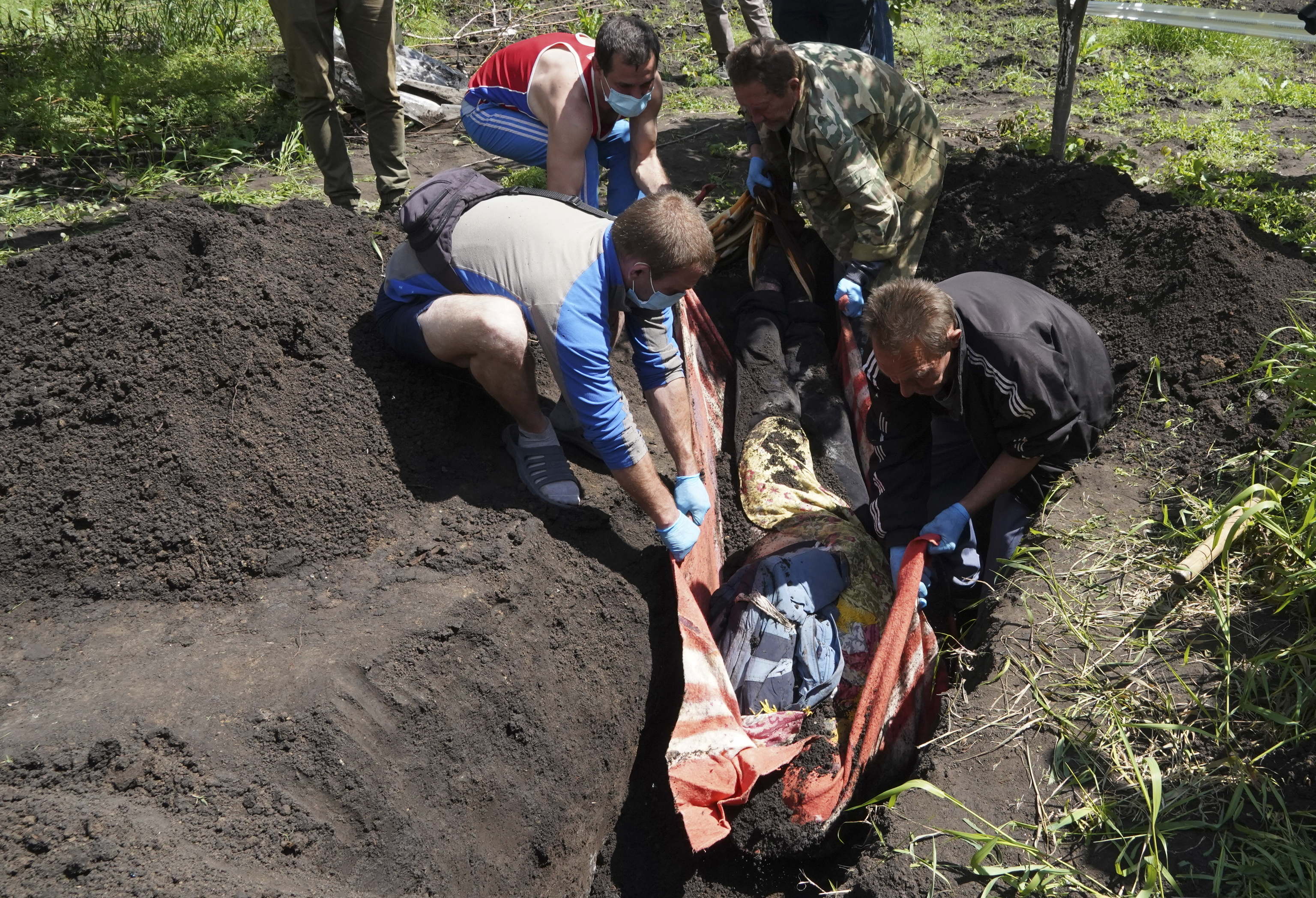 Exhumacin de cuerpos cerca de Jarkov.