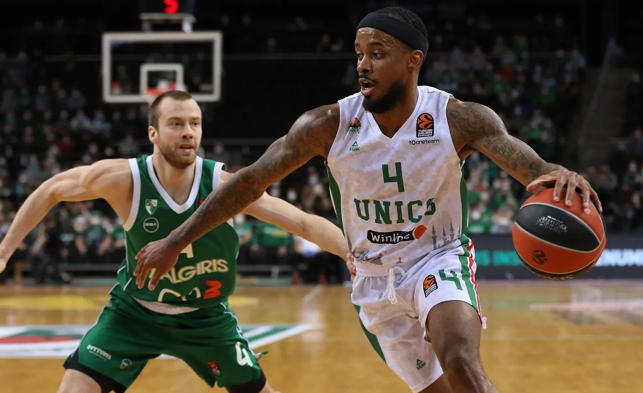 Lorenzo Brown, in a match with UNICS this season.