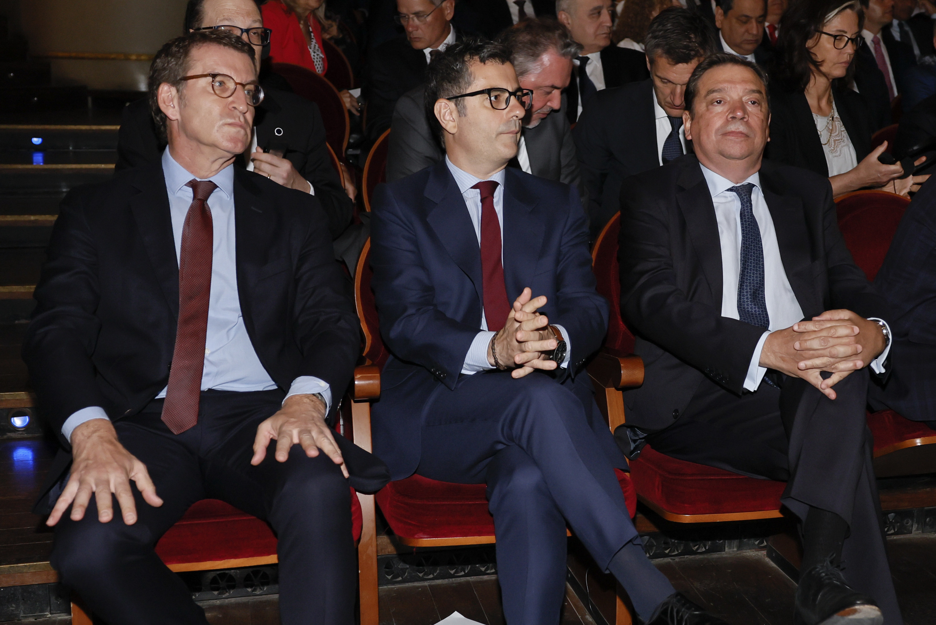 Alberto Nez Feijo, sentado junto a los ministros Flix Bolaos y Luis Planas.