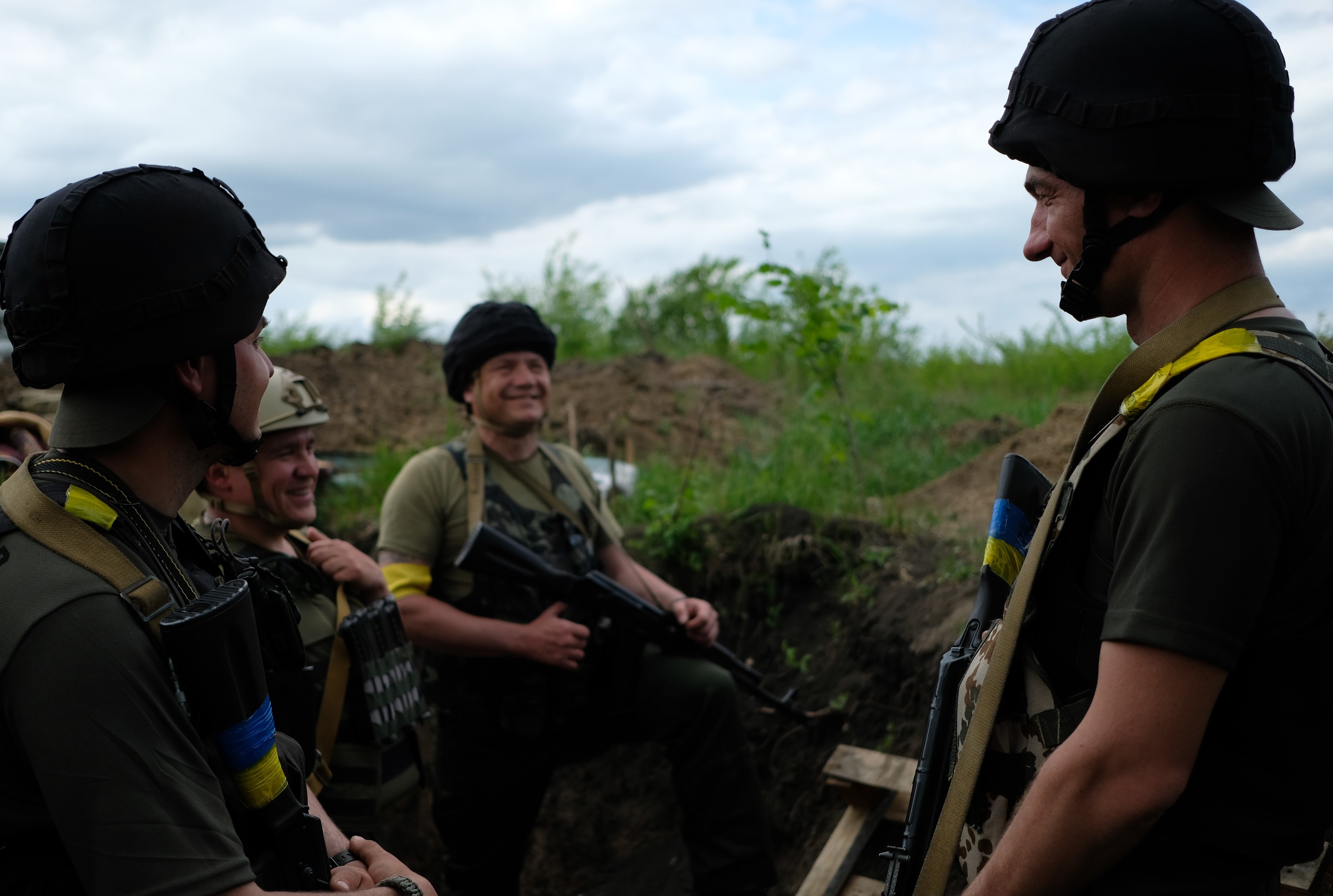 Soldados de la guardia nacional ucraniana bromean en una trinchera.