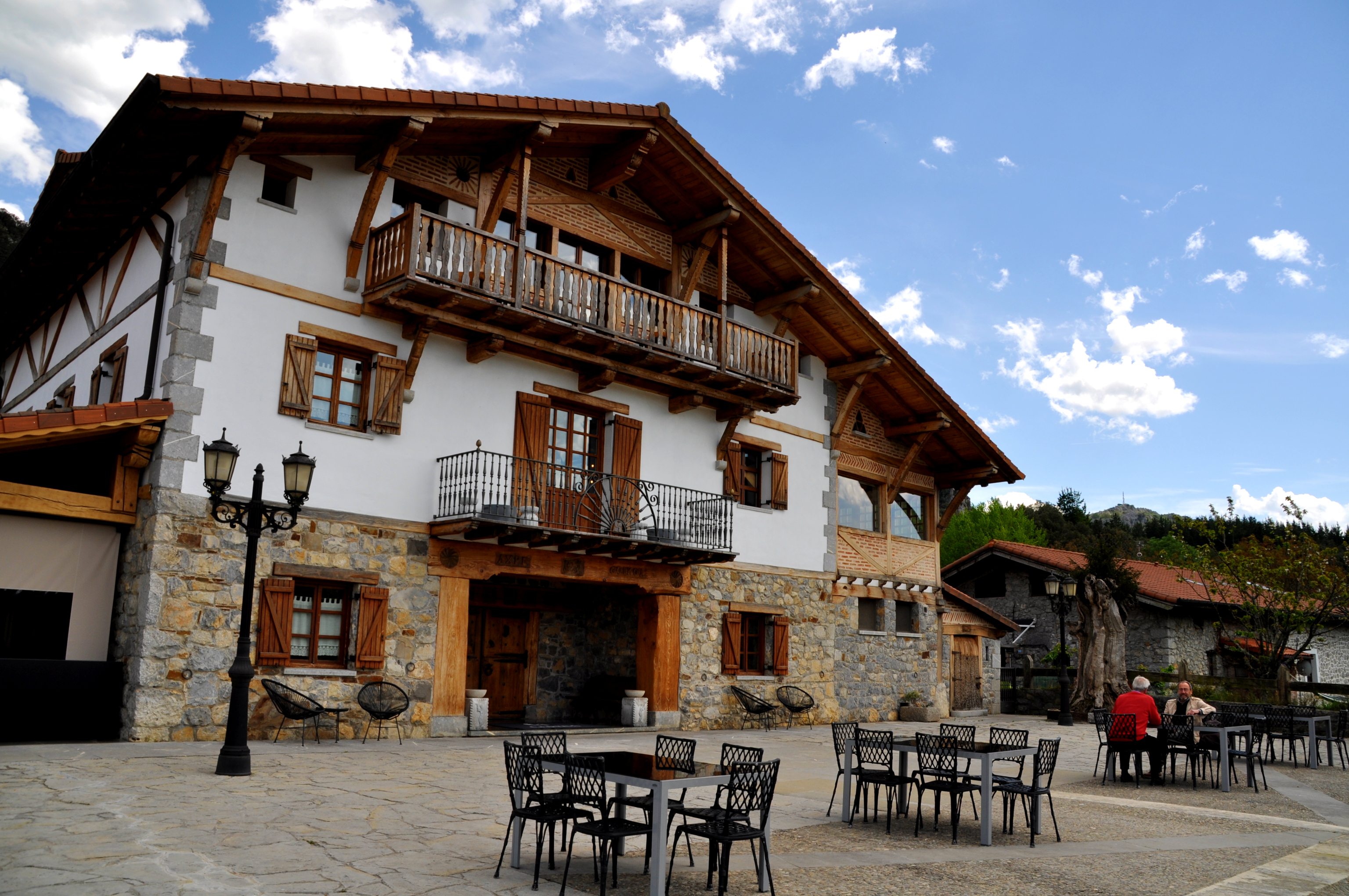 El restaurante Garena se ubica en un caserío de 1550.