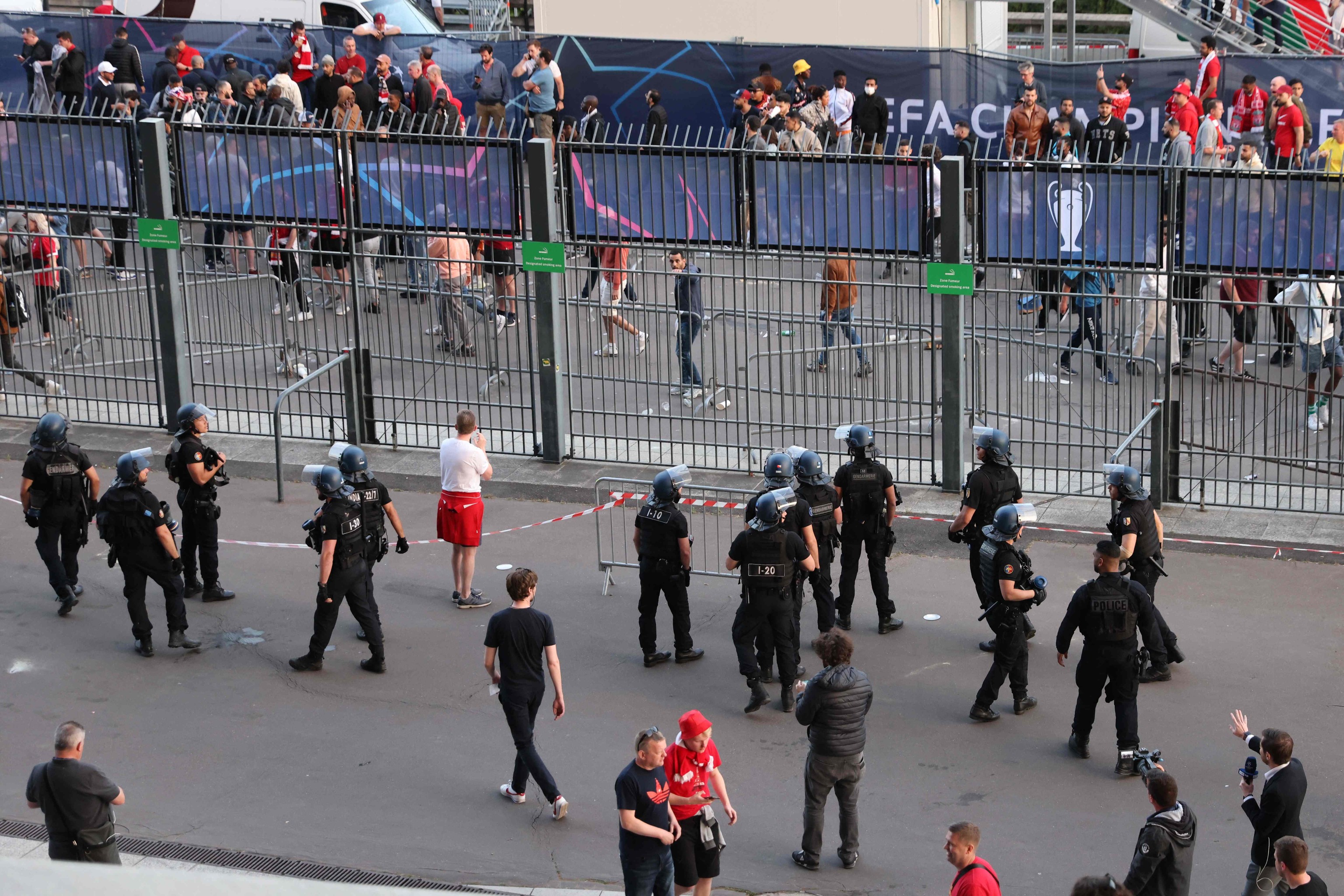La policía francesa, el sábado, junto a una de las vallas del Stade de France.