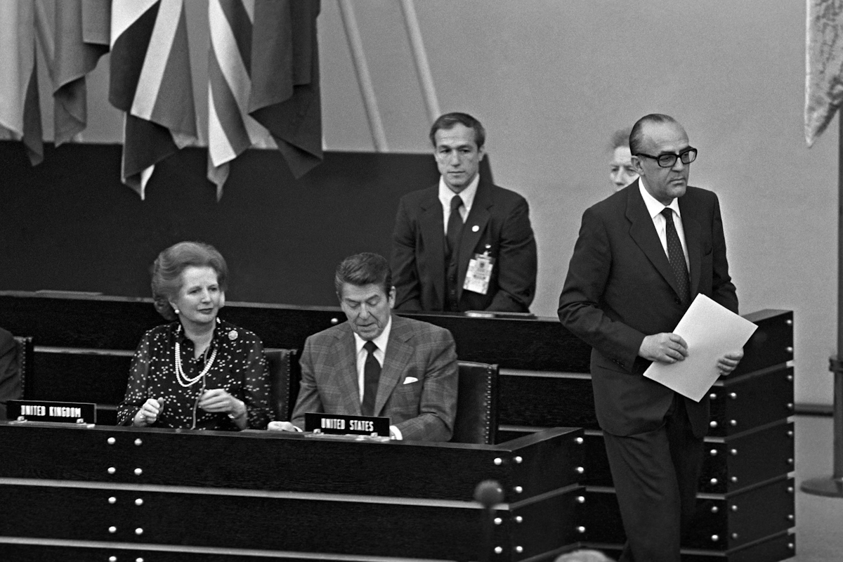 Leopoldo Calvo Sotelo aparece junto  a Margaret Thatcher y Ronald Reagan en la cumbre de la OTAN en Bonn en 1982.