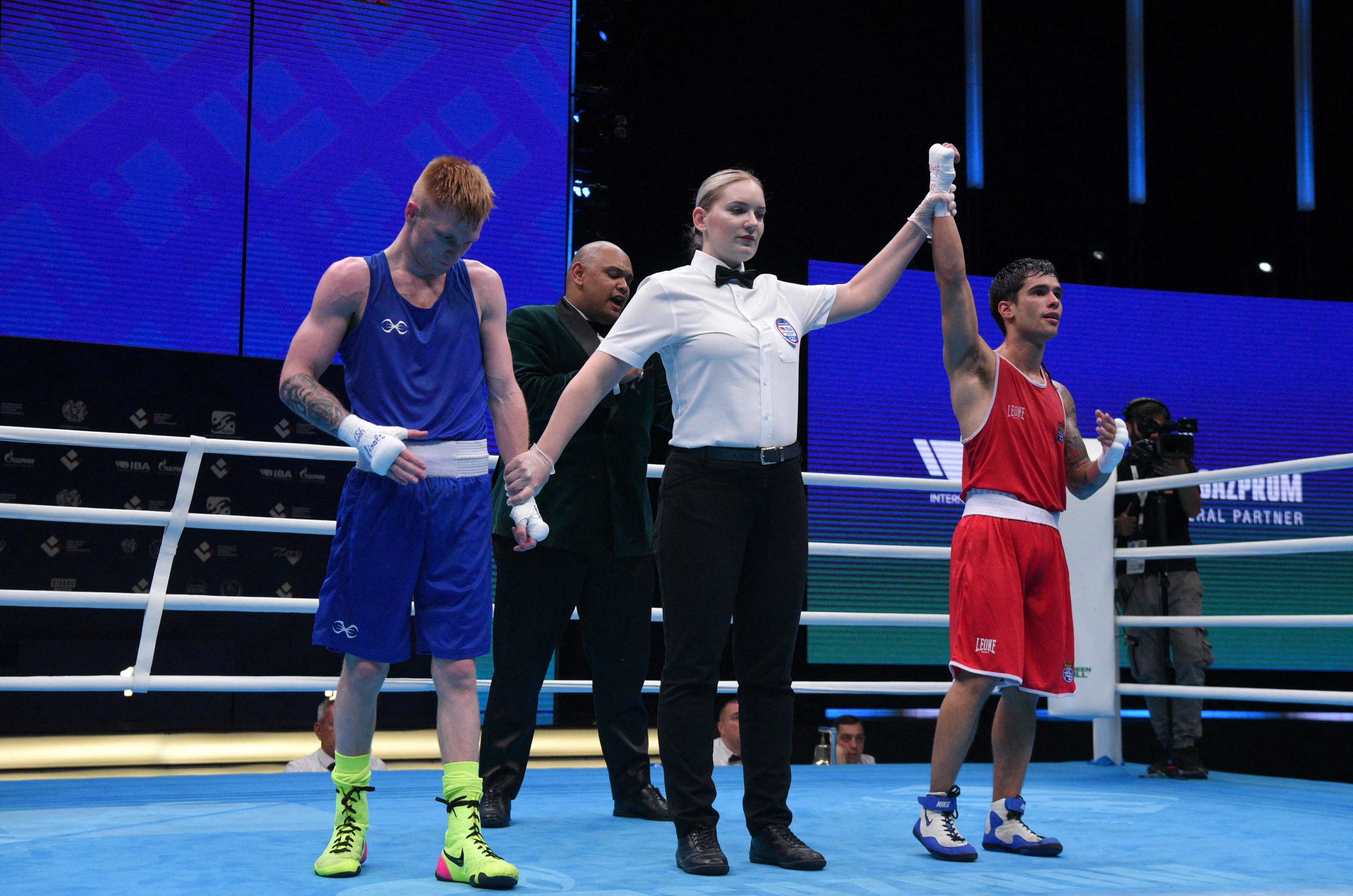El español Martín Molina Salvador (dcha.) celebra después de ganar al británico Kiaran Macdonald en su combate final de los Campeonatos Europeos de Boxeo Masculino EUBC de 51 kg en Ereván.