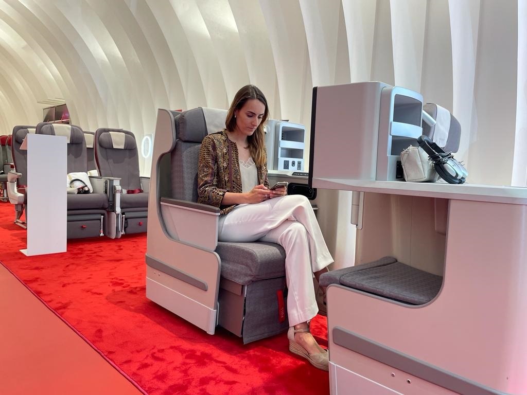 Una viajera en uno de los asientos Business del Espacio Iberia.