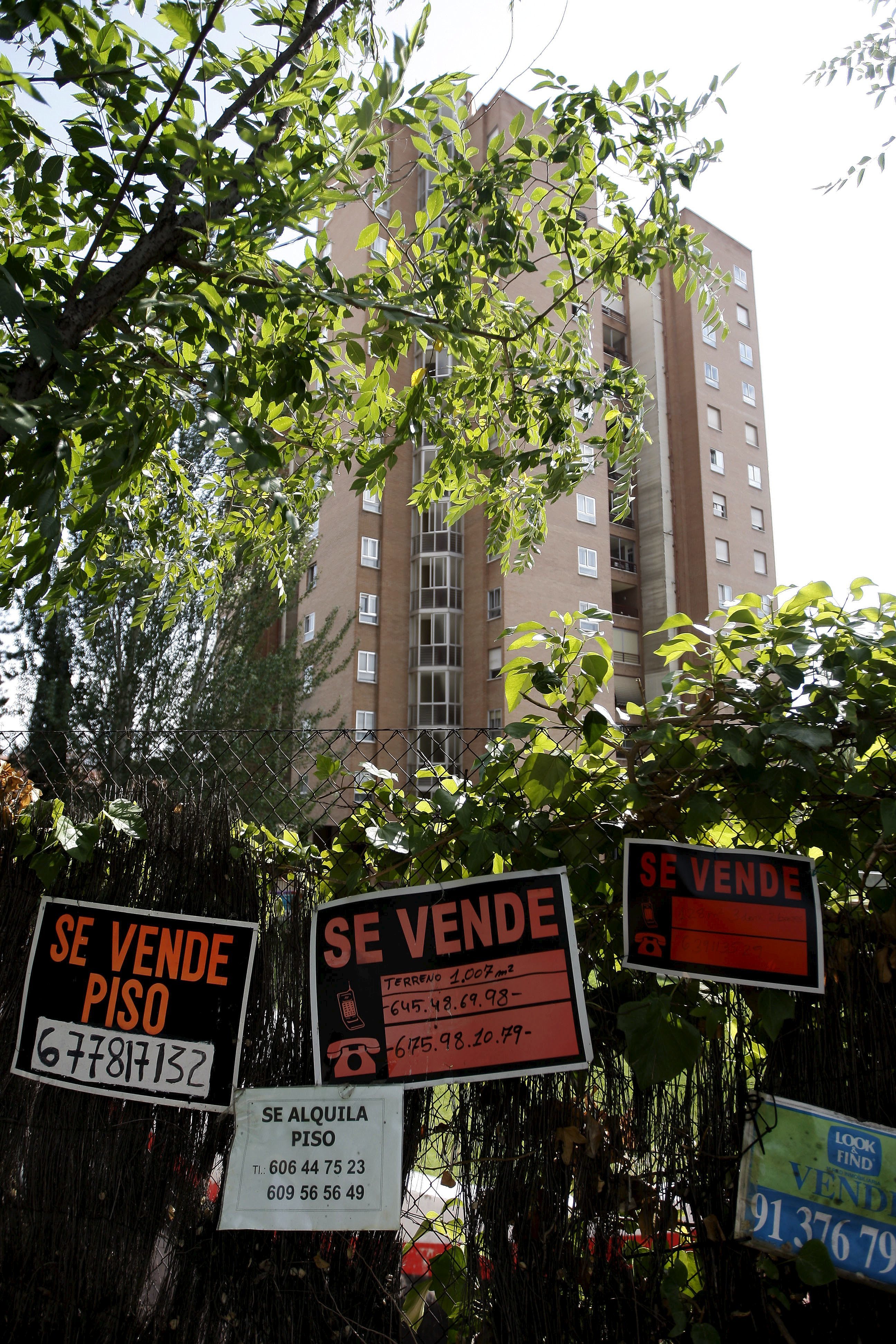 Carteles de 'Se vende' y 'Se alquila' en una urbanización en Madrid.