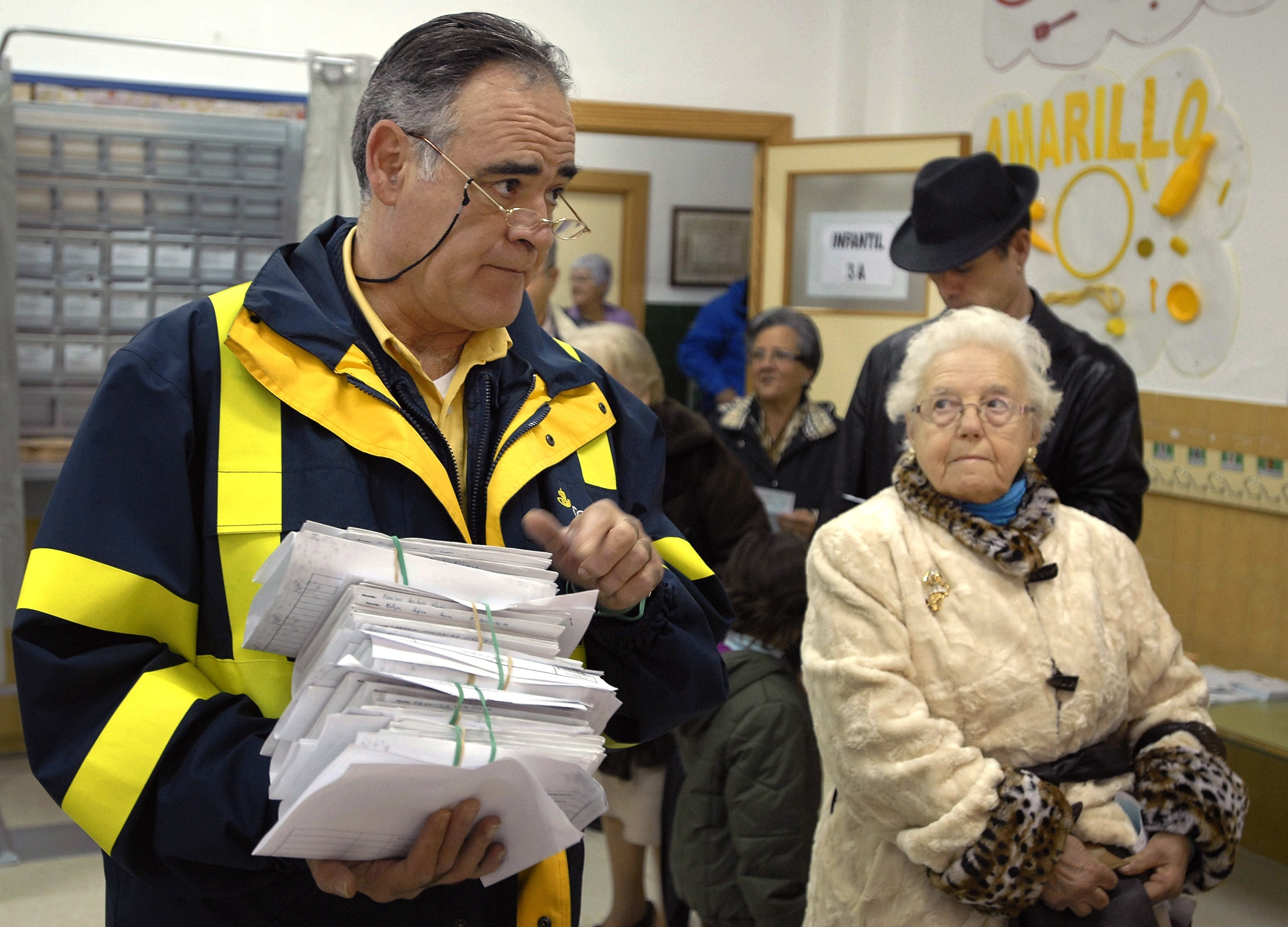 Un cartero entregando votos por correo durante unas elecciones