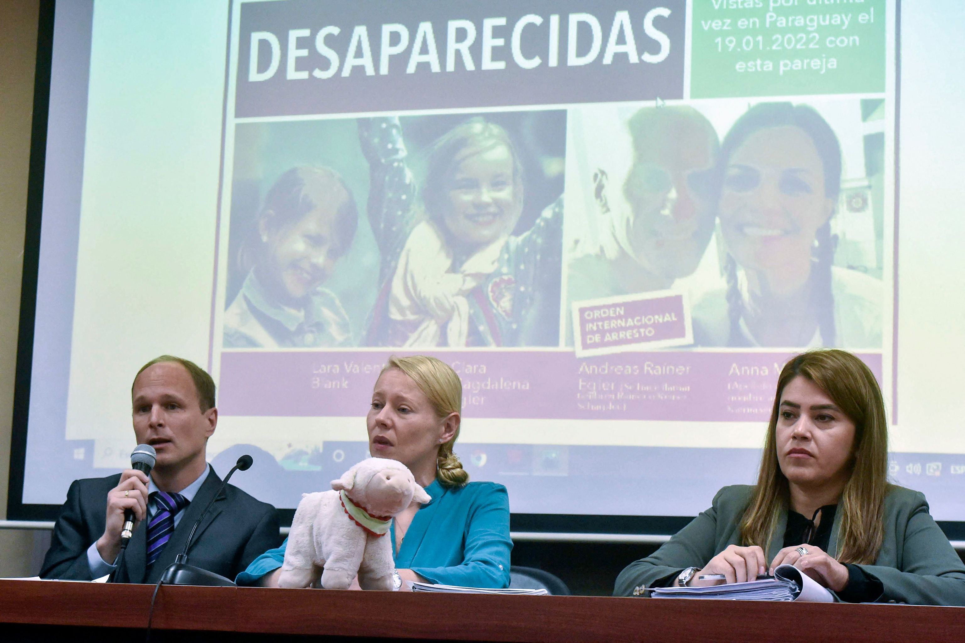 Una pareja alemana secuestra a sus hijas y las lleva a Paraguay para evitar que sean vacunadas de Covid